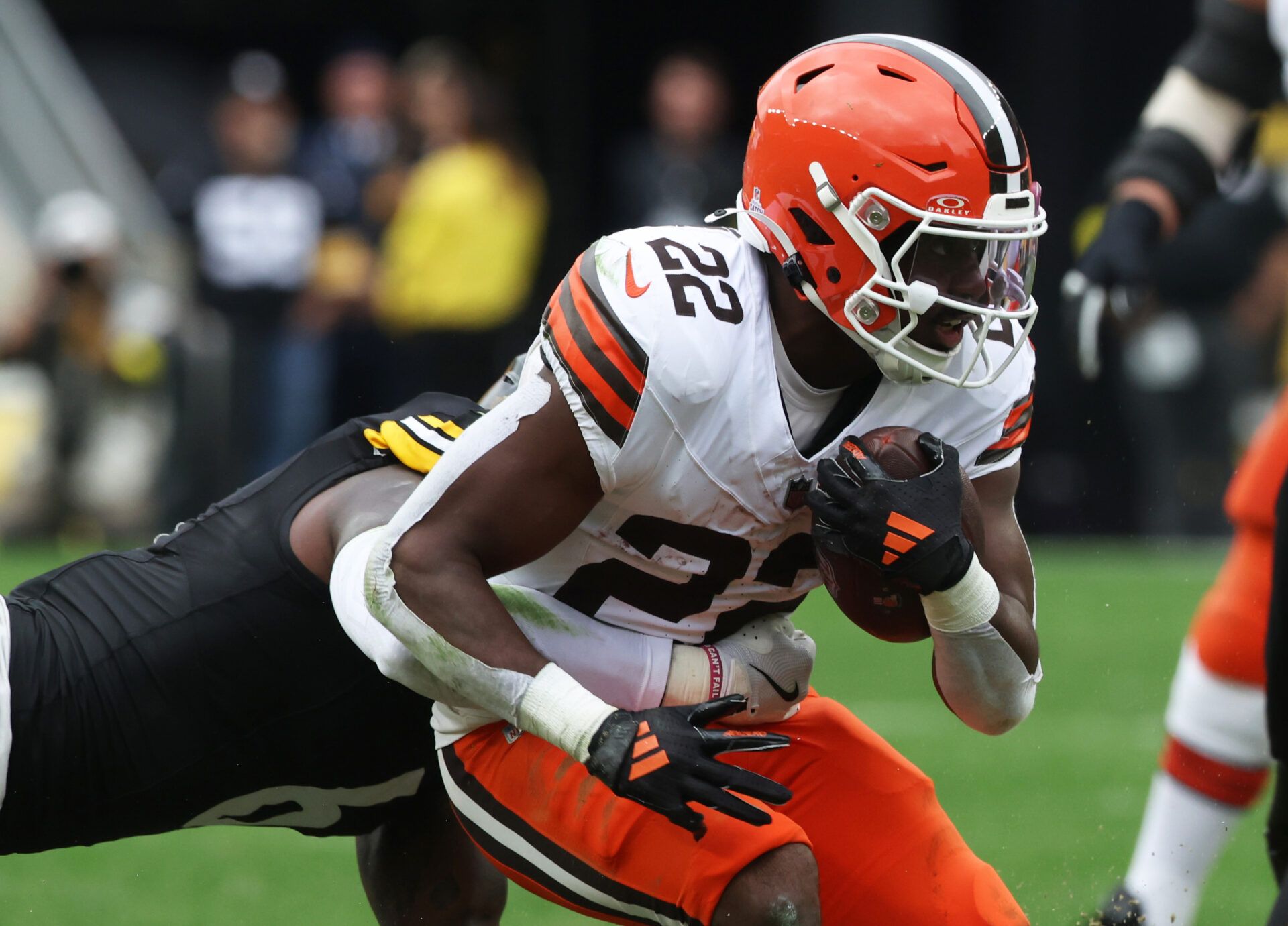 Cleveland Browns running back Dylan Sampson (22) runs the ball against Pittsburgh Steelers linebacker Patrick Queen (6) during the second quarter at Acrisure Stadium.