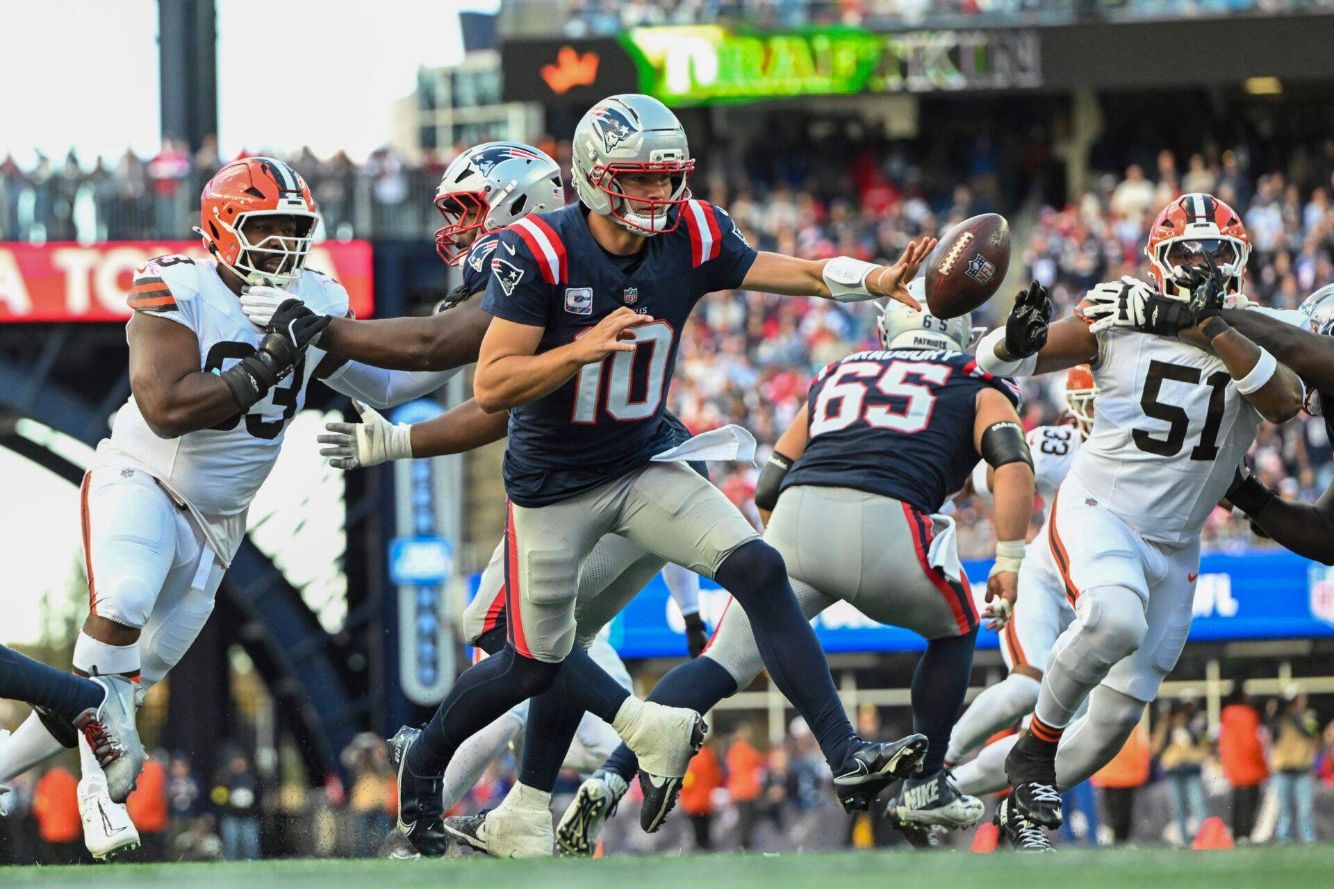 New England Patriots quarterback Drake Maye (10) makes a pass during the fourth quarter against the Cleveland Browns at Gillette Stadium.