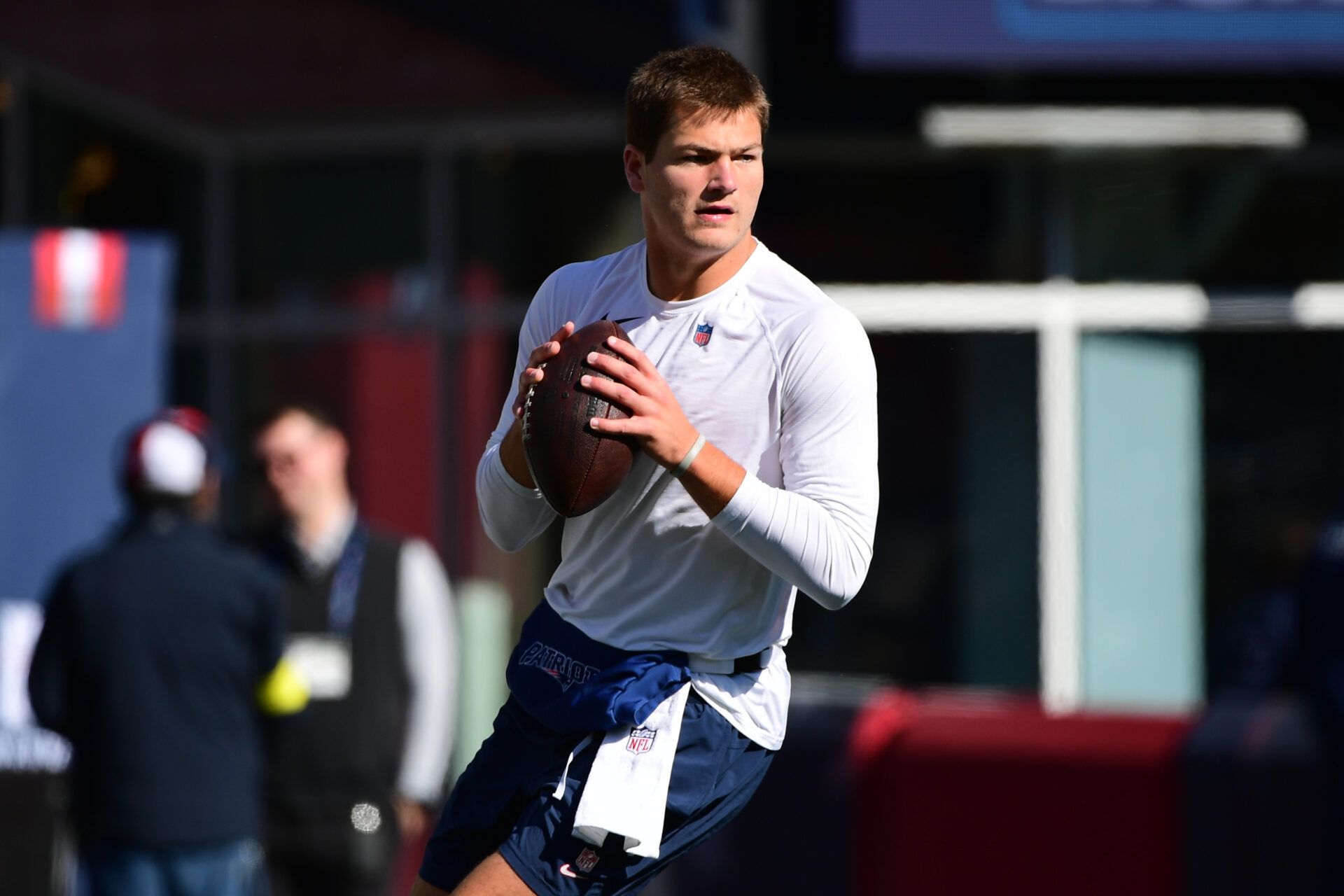 New England Patriots quarterback Drake Maye (10) warms up prior to the game against the Cleveland Browns at Gillette Stadium.
