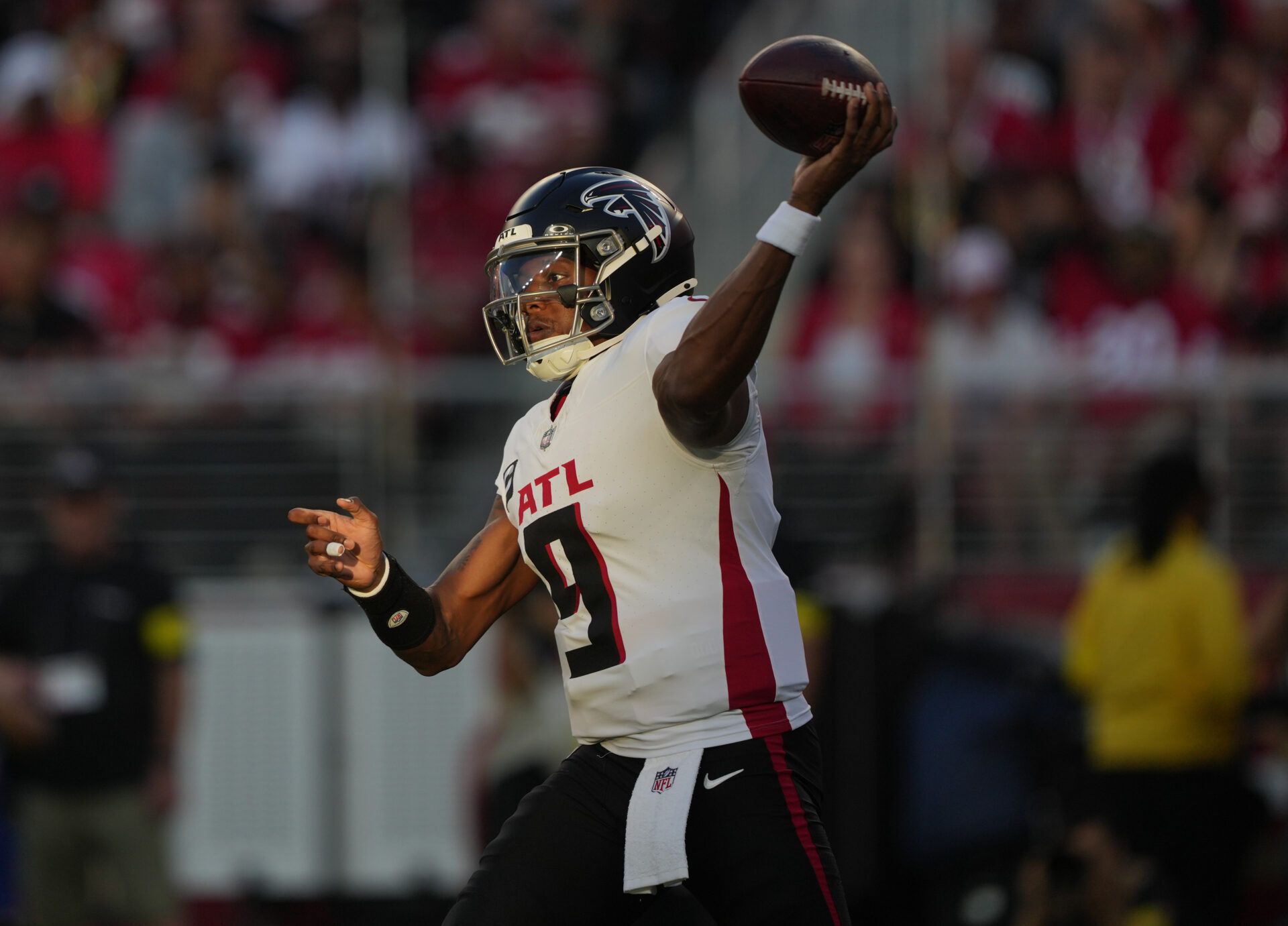 Atlanta Falcons quarterback Michael Penix Jr. (9) throws a pass during the first quarter against the San Francisco 49ers at Levi's Stadium.