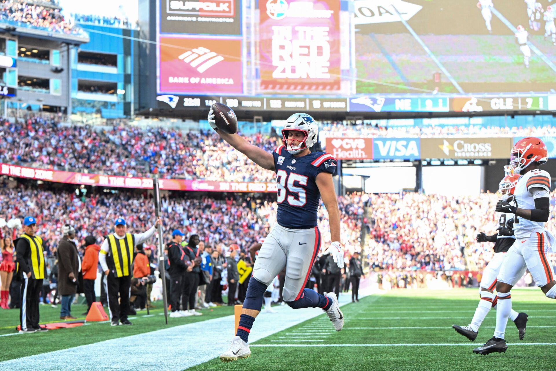 New England Patriots tight end Hunter Henry (85) celebrates scoring a touchdown  during the third quarter against the Cleveland Browns at Gillette Stadium.