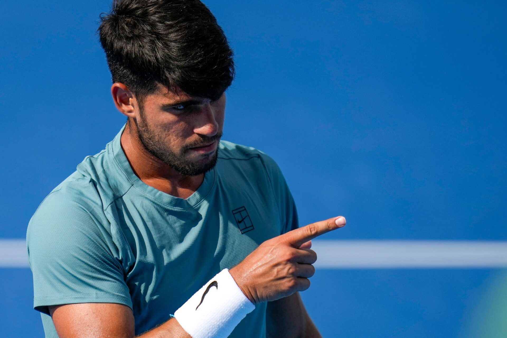 Carlos Alcaraz points to his coach in the Cincinnati Open quarterfinal match between Andrey Rublev and Carlos Alcaraz at the Lindner Family Tennis Center in Mason, Ohio, on Friday, Aug. 15, 2025. Alcaraz won, 6-3, 4-6, 7-5.