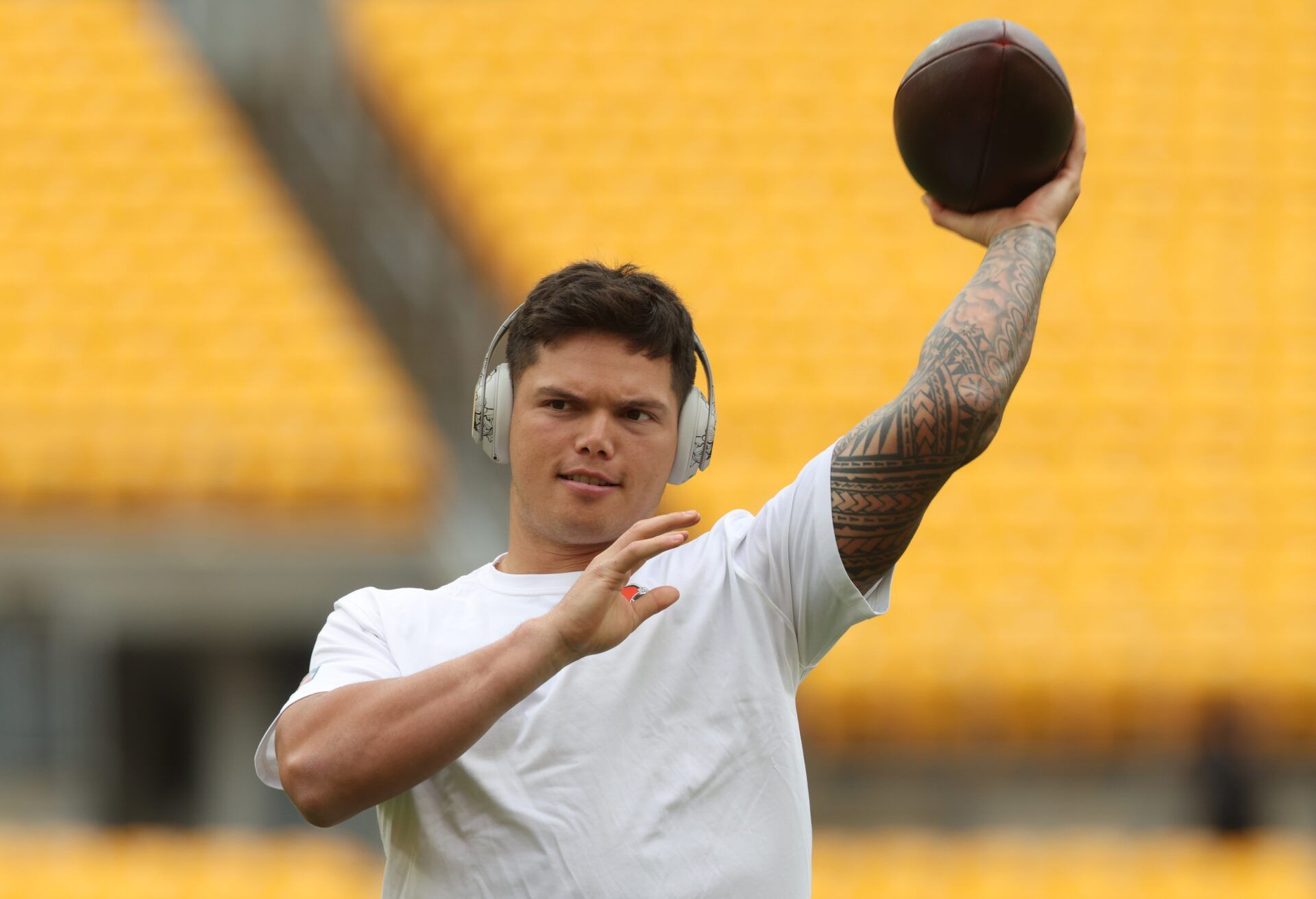 Cleveland Browns quarterback Dillon Gabriel (8) warms up before the game against the Pittsburgh Steelers at Acrisure Stadium.