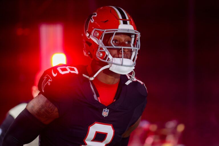 Atlanta Falcons tight end Kyle Pitts (8) prepares to take the field prior to a game Buffalo Bills at Mercedes-Benz Stadium.