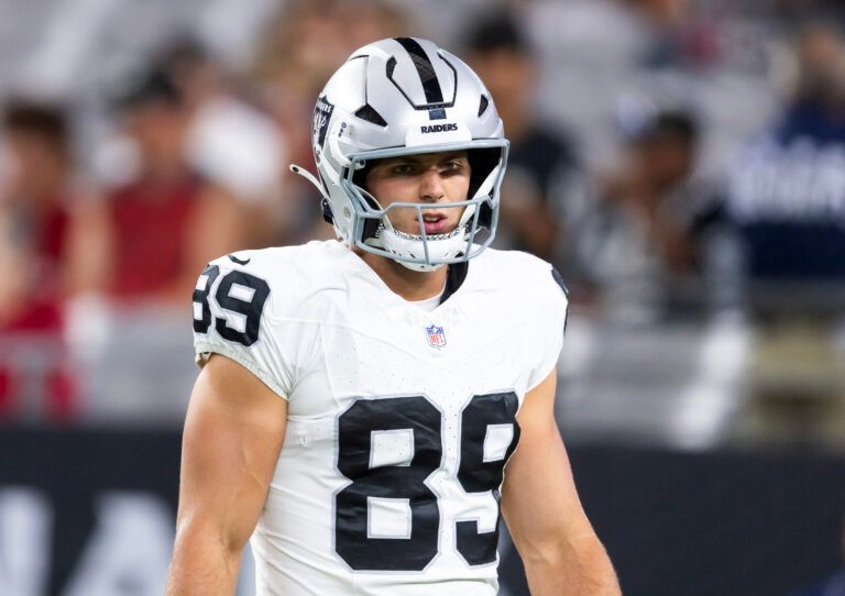 Las Vegas Raiders tight end Brock Bowers (89) against the Arizona Cardinals during a preseason NFL game at State Farm Stadium.