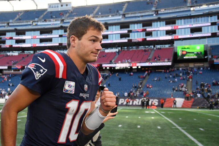 New England Patriots quarterback Drake Maye (10) leaves the field after the win against the Cleveland Browns at Gillette Stadium.