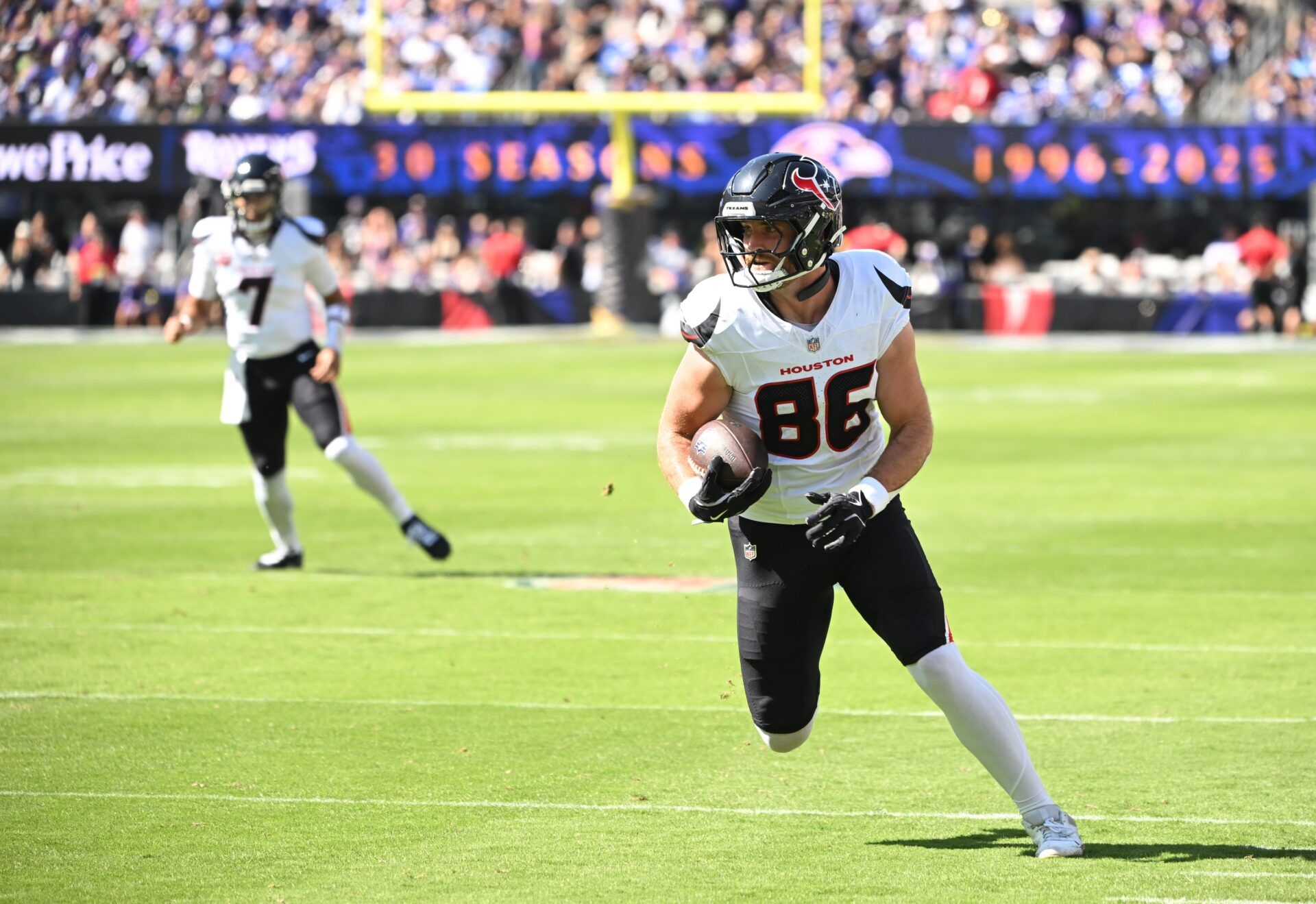 Houston Texans tight end Dalton Schultz (86) runs for a gain during the first quarter against the Baltimore Ravens at M&T Bank Stadium.