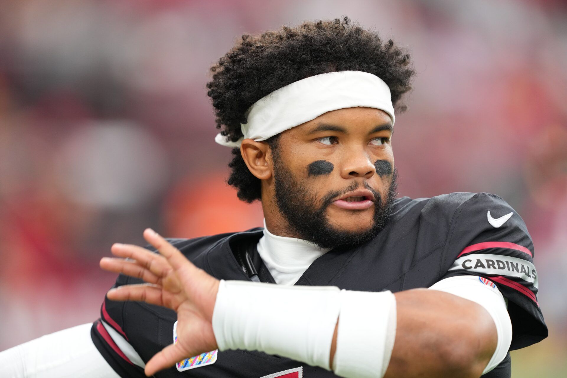 Arizona Cardinals quarterback Kyler Murray (1) warms up before their game against the Tennessee Titans at State Farm Stadium.