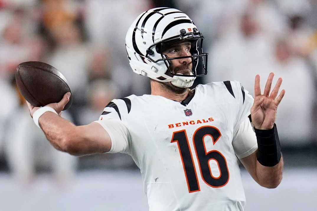 Cincinnati Bengals quarterback Joe Flacco (16) throws a pass in the fourth quarter of the NFL Week 7 game between the Cincinnati Bengals and the Pittsburgh Steelers at Paycor Stadium in downtown Cincinnati on Thursday, Oct. 16, 2025. The Bengals won, 33-31.