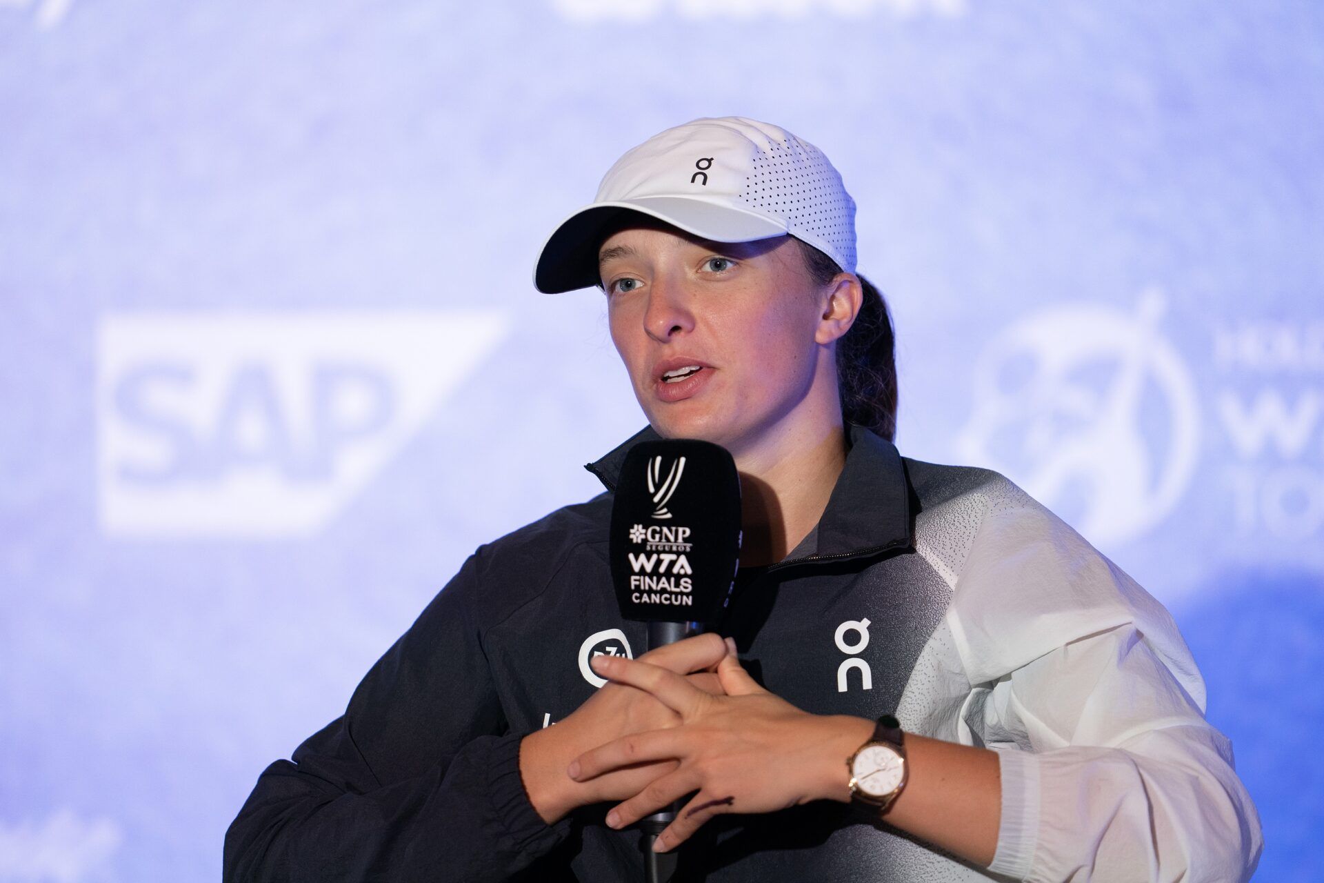 Iga Swiatek (POL) in her press conference after her match against Aryna Sabalenka (BLR) on day eight of the GNP Saguaros WTA Finals Cancun.
