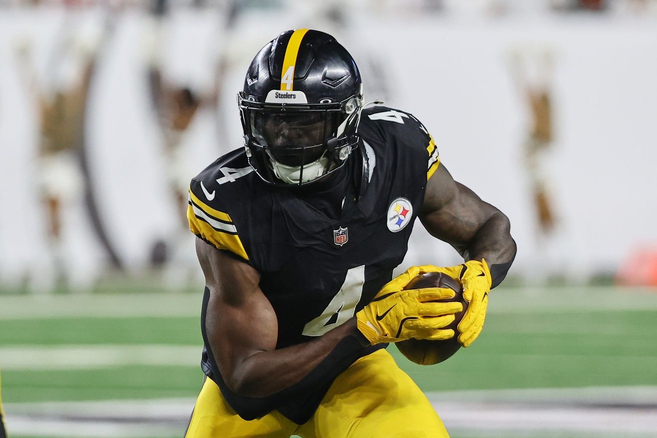 Pittsburgh Steelers wide receiver DK Metcalf (4) runs with the ball against the Cincinnati Bengals during the fourth quarter at Paycor Stadium.