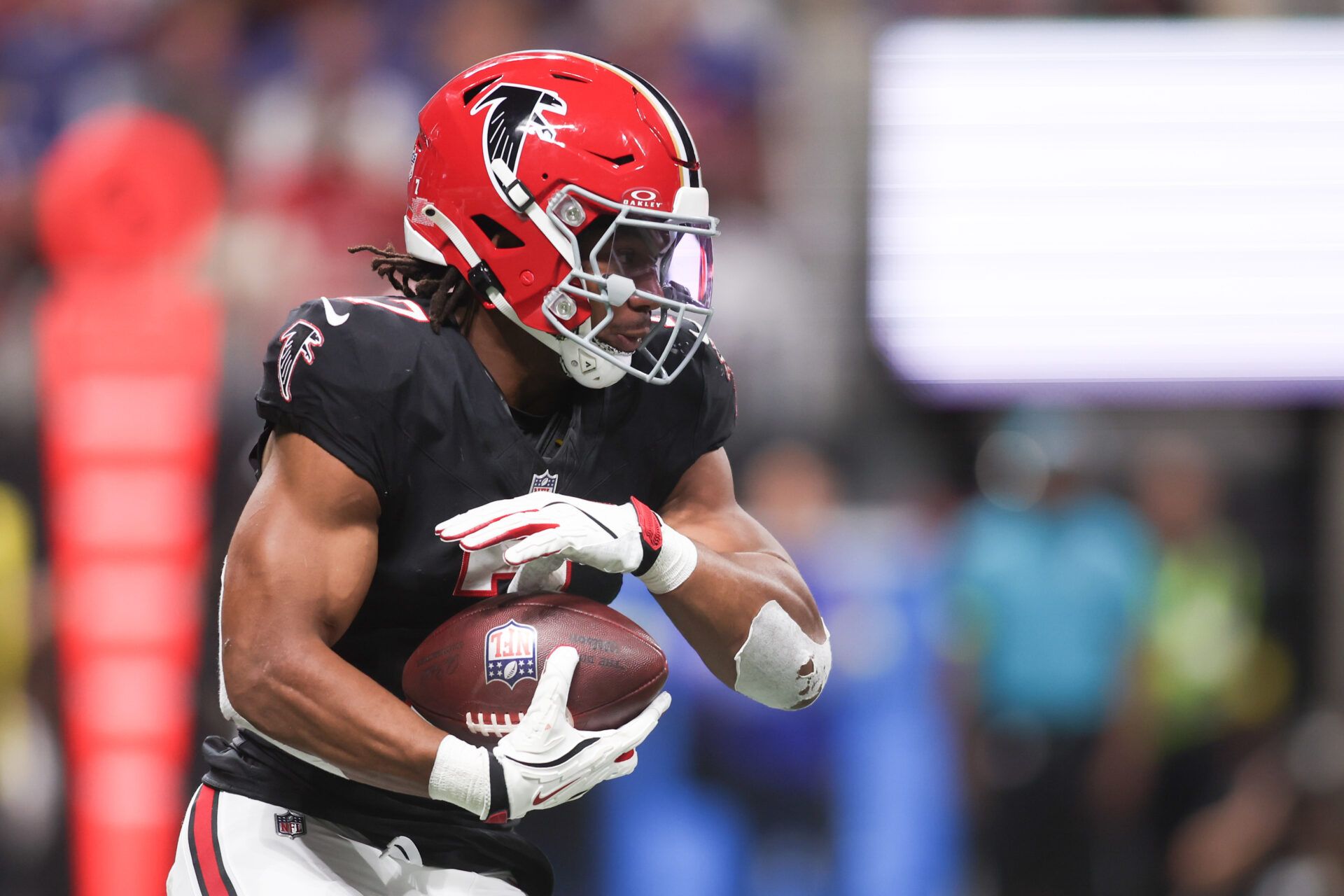 Atlanta Falcons running back Bijan Robinson (7) carries the ball against the Buffalo Bills during the first half of a game at Mercedes-Benz Stadium.