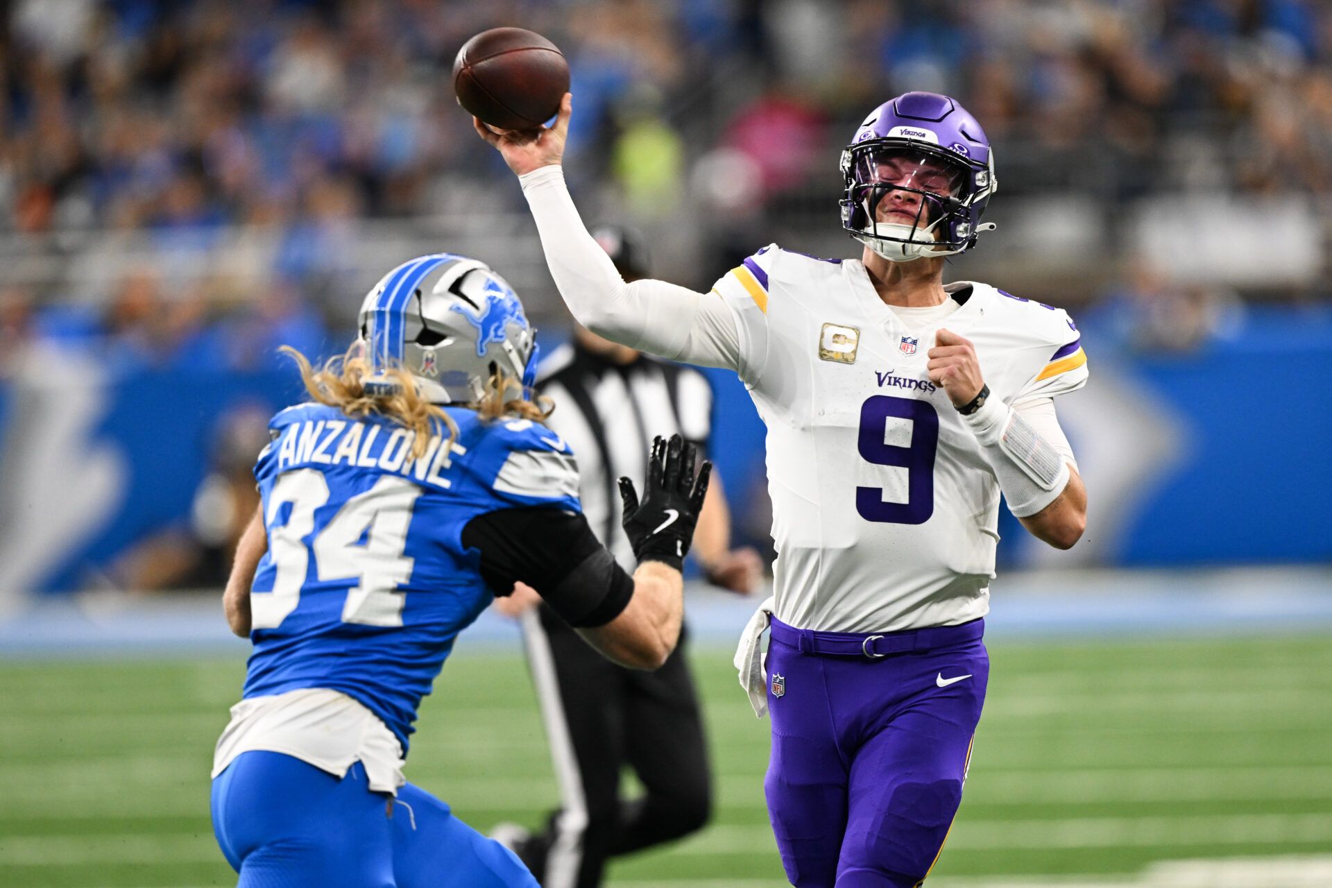 Minnesota Vikings quarterback J.J. McCarthy (9) throws the ball during the first quarter against the Minnesota Vikings at Ford Field.
