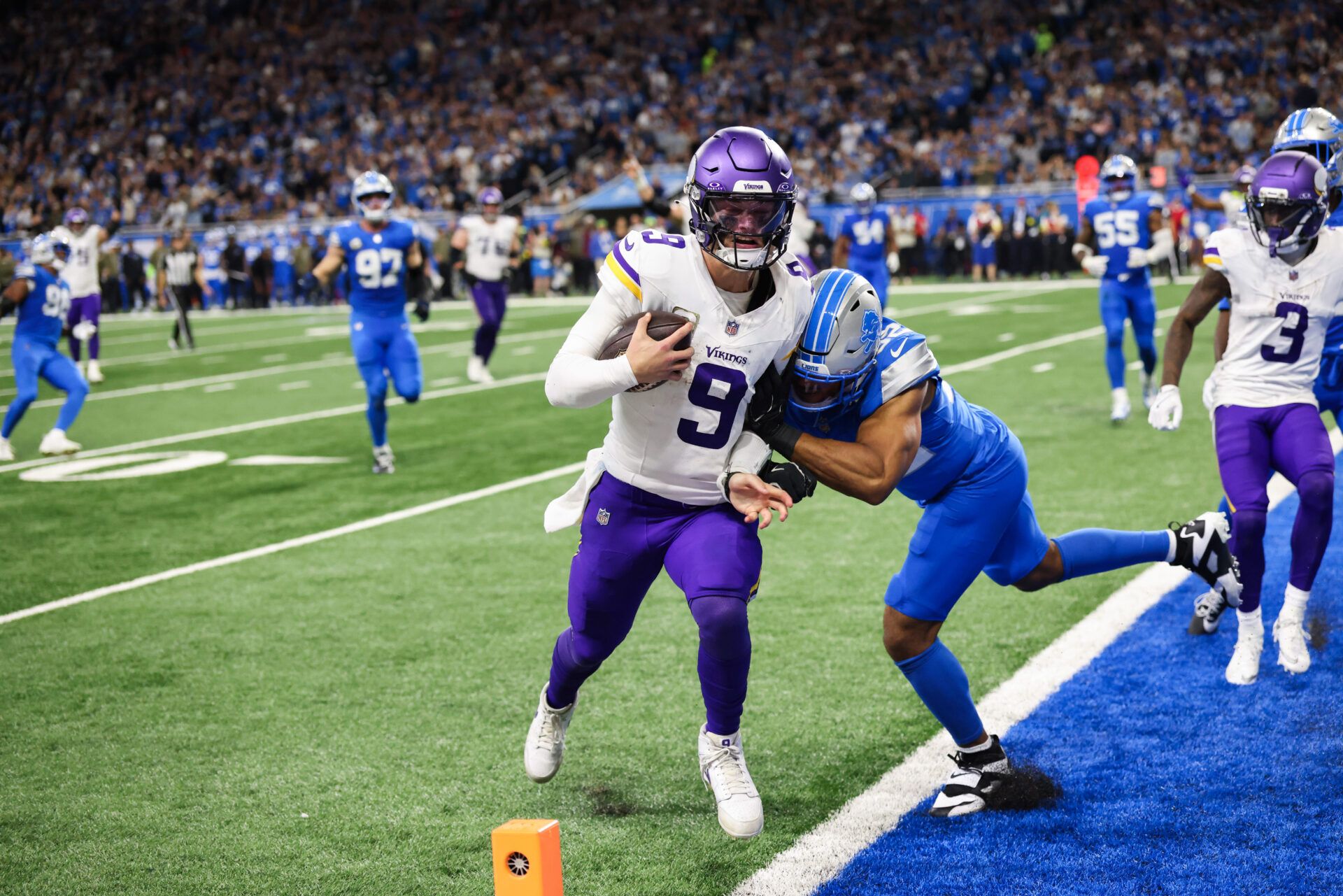 Minnesota Vikings quarterback J.J. McCarthy (9) runs the ball for a touchdown in the third quarter against the Detroit Lions at Ford Field.