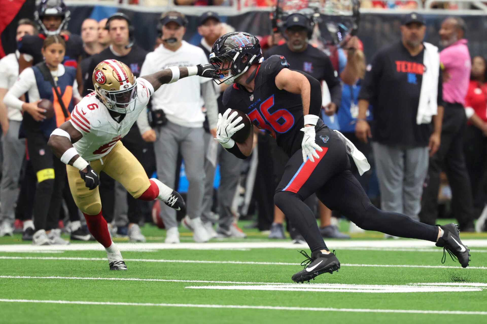 Houston Texans tight end Dalton Schultz (86) runs with the ball after a reception as San Francisco 49ers safety Malik Mustapha (6) defends during the third quarter at NRG Stadium.