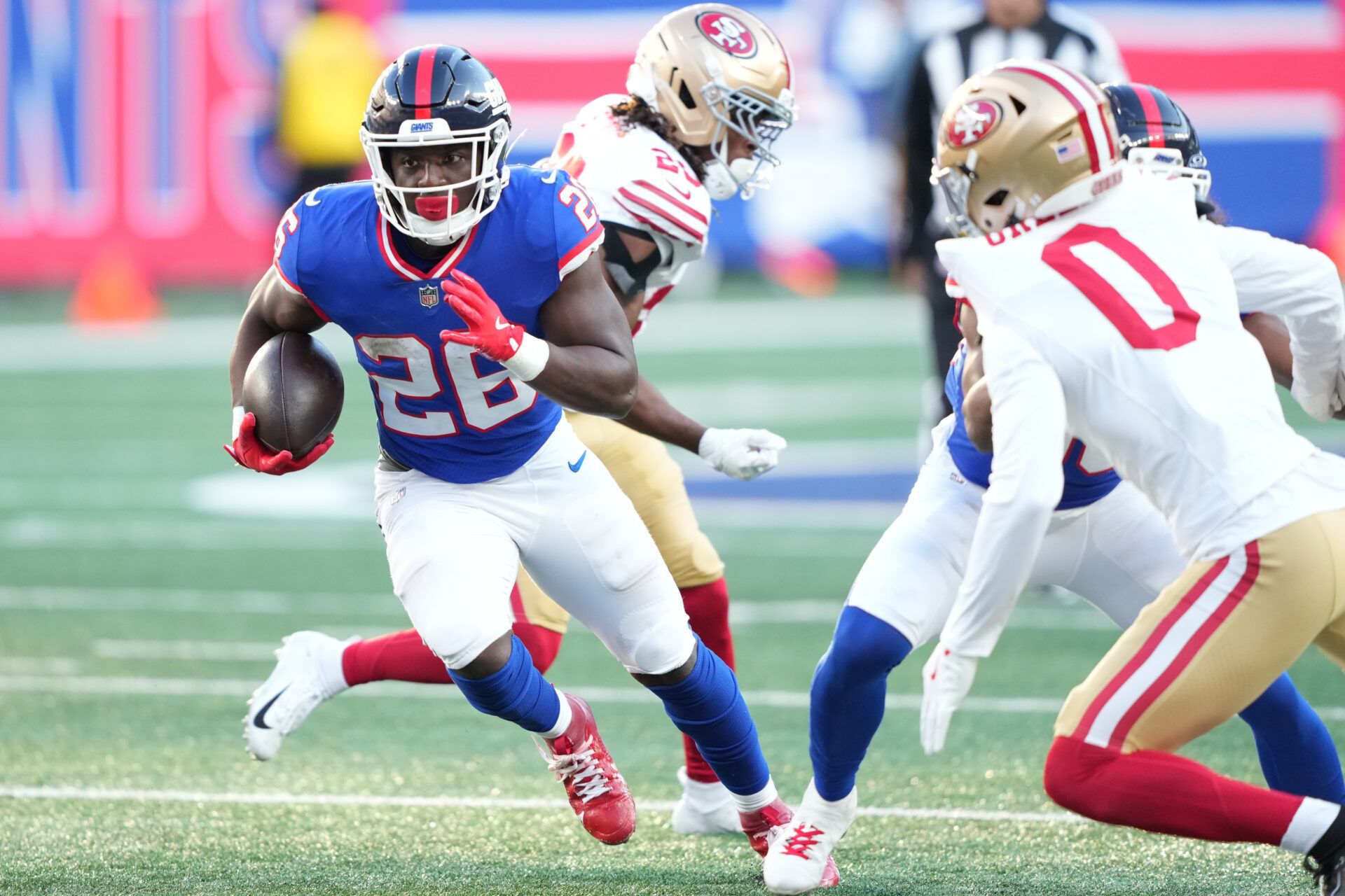 New York Giants running back Devin Singletary (26) carries the ball San Francisco 49ers during the second half at MetLife Stadium.