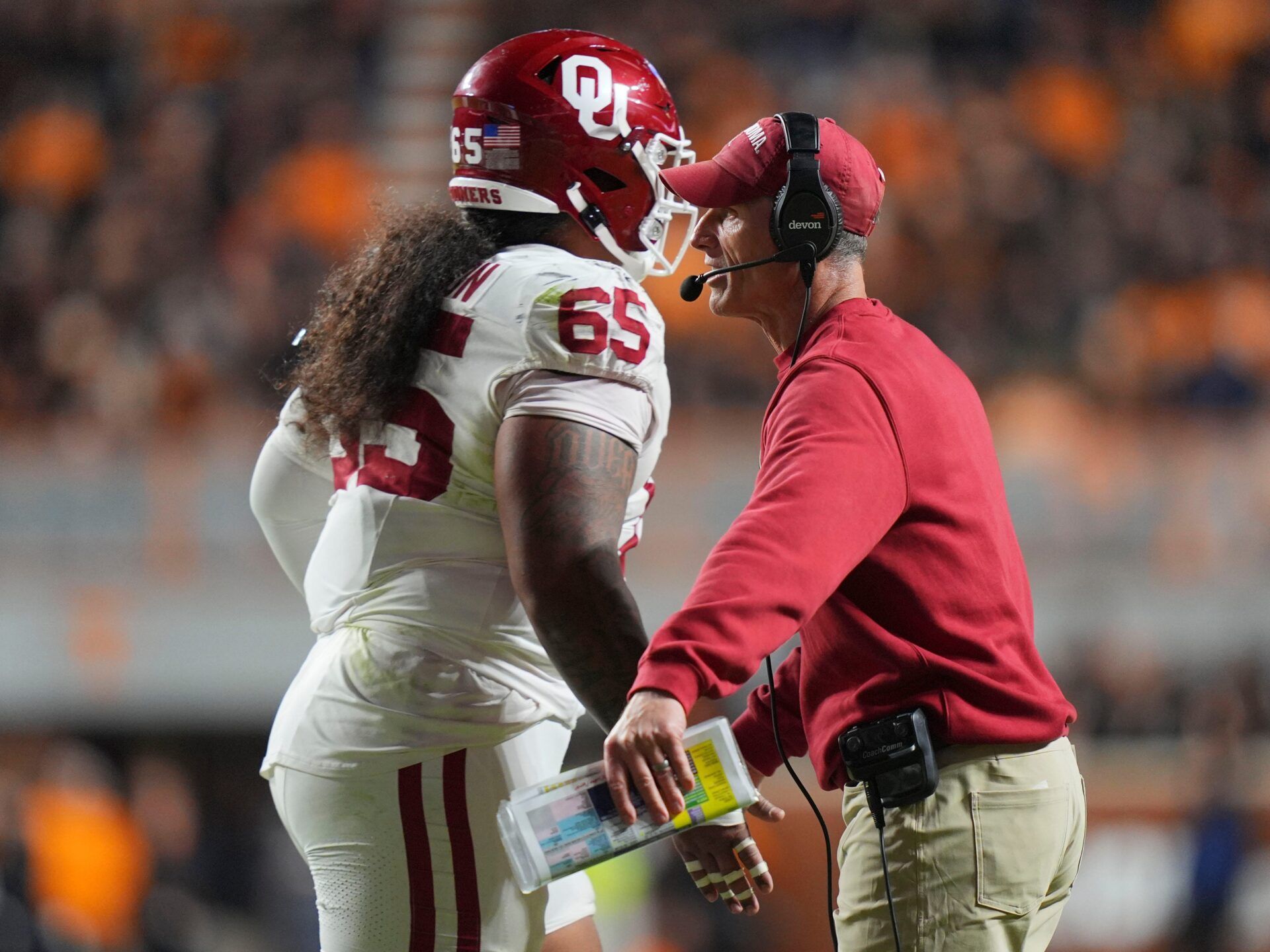 Oklahoma football coach Brent Venables encouraging Oklahoma defensive lineman Jayden Jackson (65) during the NCAA college football game against Tennessee on November 1, 2025, in Knoxville, Tenn.