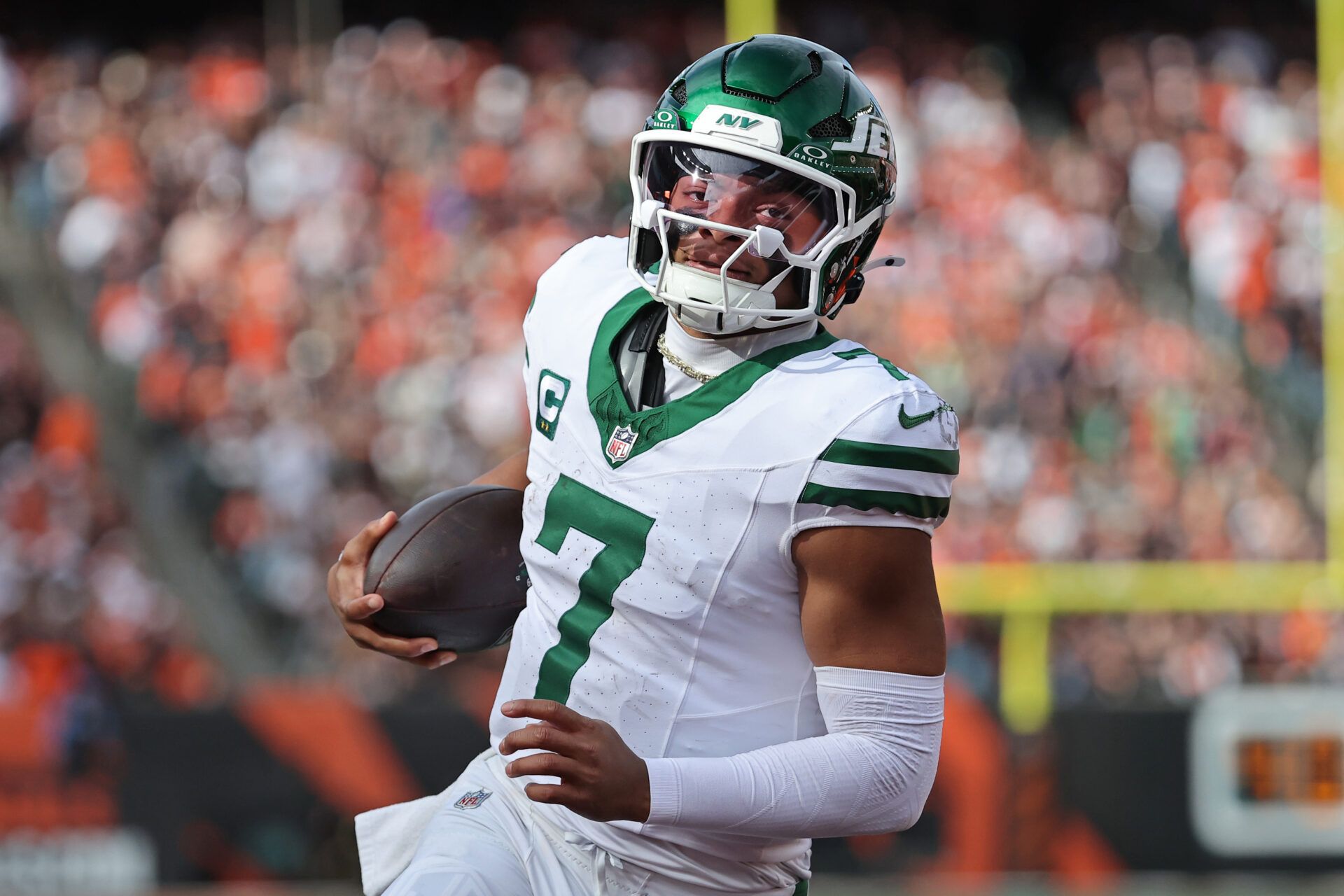 New York Jets quarterback Justin Fields (7) runs with the ball during the fourth quarter against the Cincinnati Bengals at Paycor Stadium.