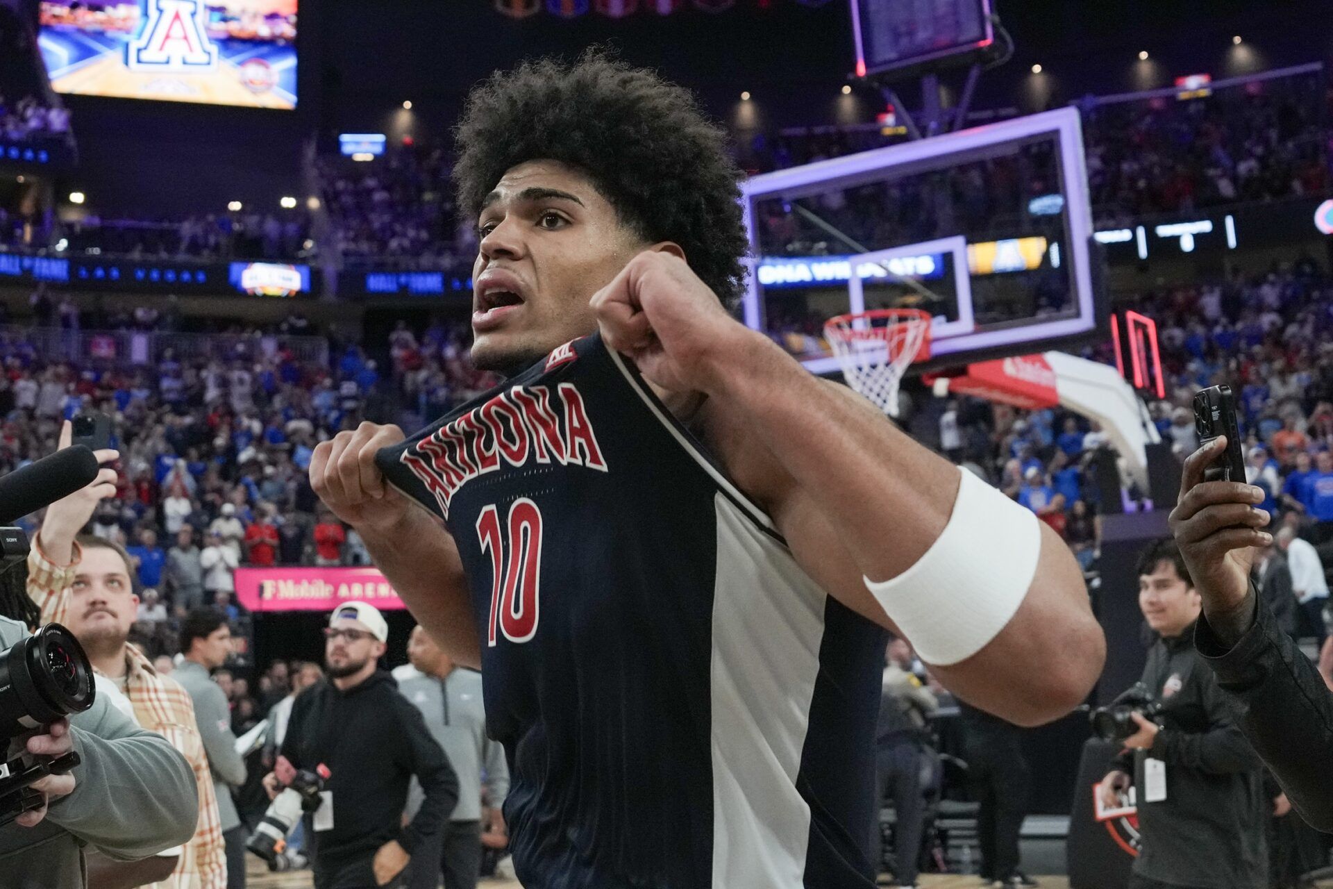Arizona Wildcats forward Koa Peat (10) celebrates defeating the Florida Gators in the Hall of Fame Series game at T-Mobile Arena.