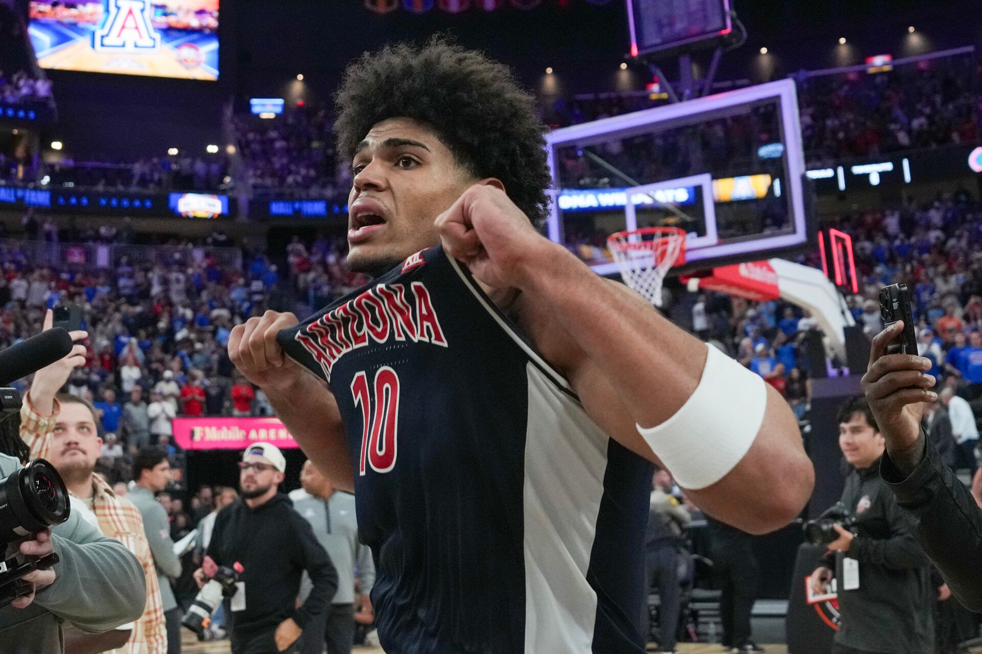 Arizona Wildcats forward Koa Peat (10) celebrates defeating the Florida Gators in the Hall of Fame Series game at T-Mobile Arena.