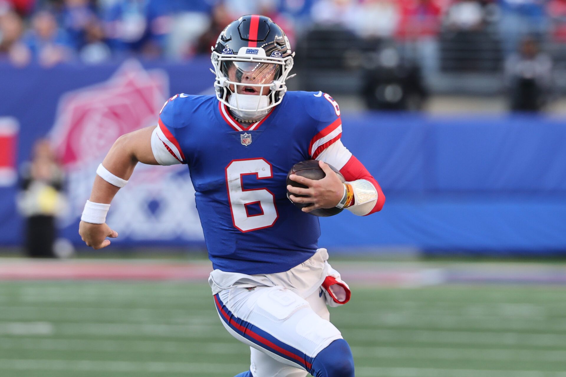 New York Giants quarterback Jaxson Dart (6) carries the ball against the San Francisco 49ers during the second half at MetLife Stadium.