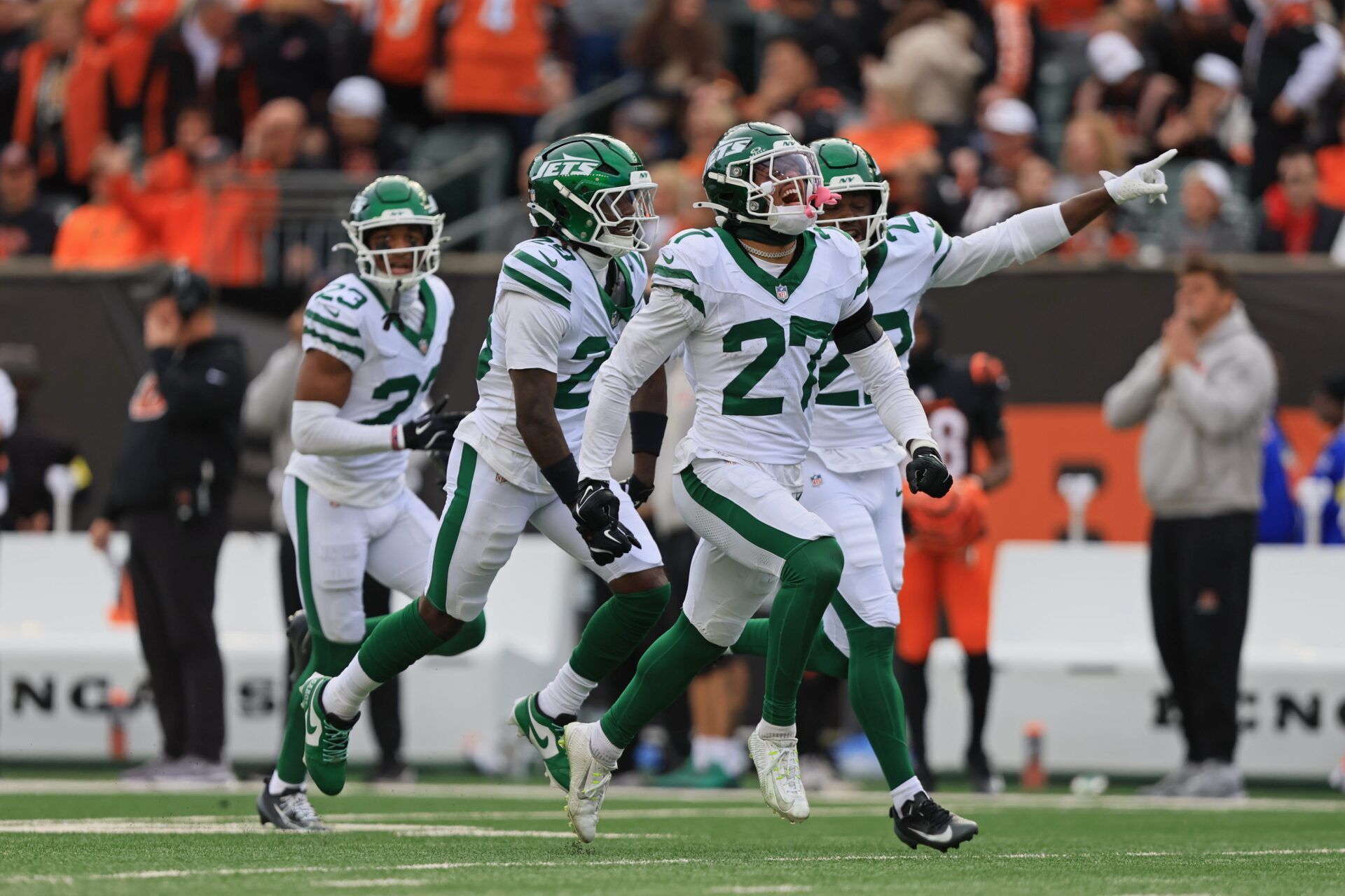 New York Jets safety Malachi Moore (27) celebrates winning the game against the Cincinnati Bengals at Paycor Stadium.