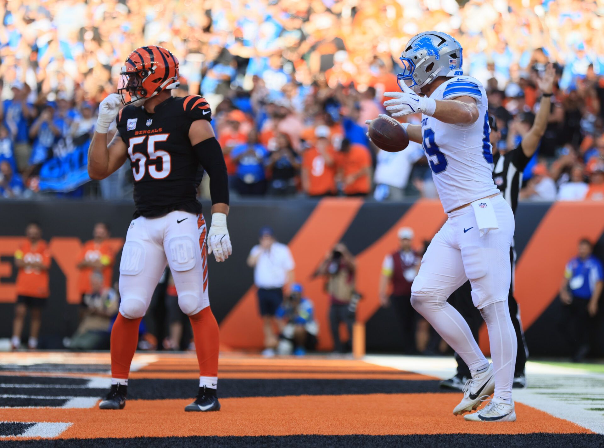 Detroit Lions tight end Brock Wright (89) runs for a touchdown past Cincinnati Bengals linebacker Logan Wilson (55) during the second quarter at Paycor Stadium.