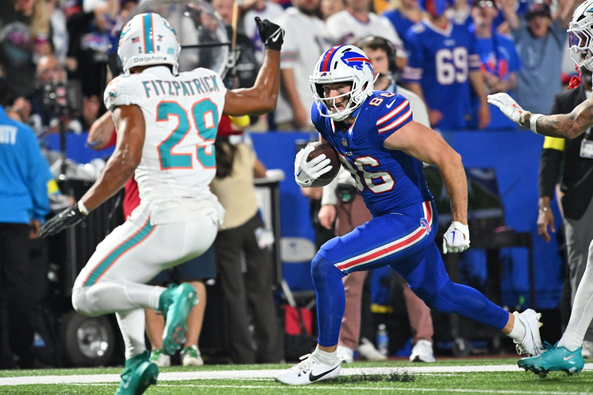 Buffalo Bills tight end Dalton Kincaid (86) runs against Miami Dolphins free safety Minkah Fitzpatrick (29) in the second half at Highmark Stadium.