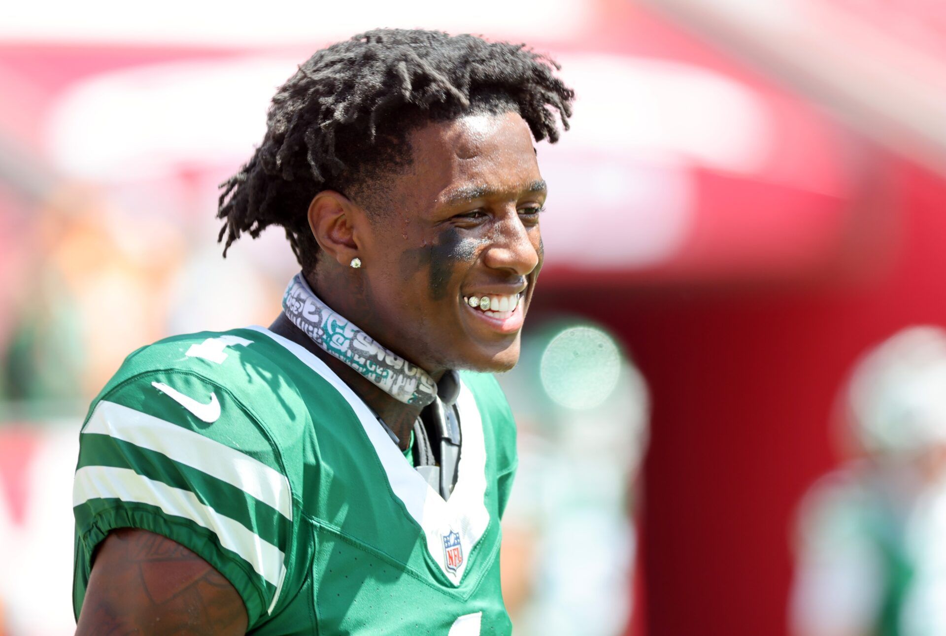 New York Jets cornerback Sauce Gardner (1) against the Tampa Bay Buccaneers prior to the game at Raymond James Stadium.