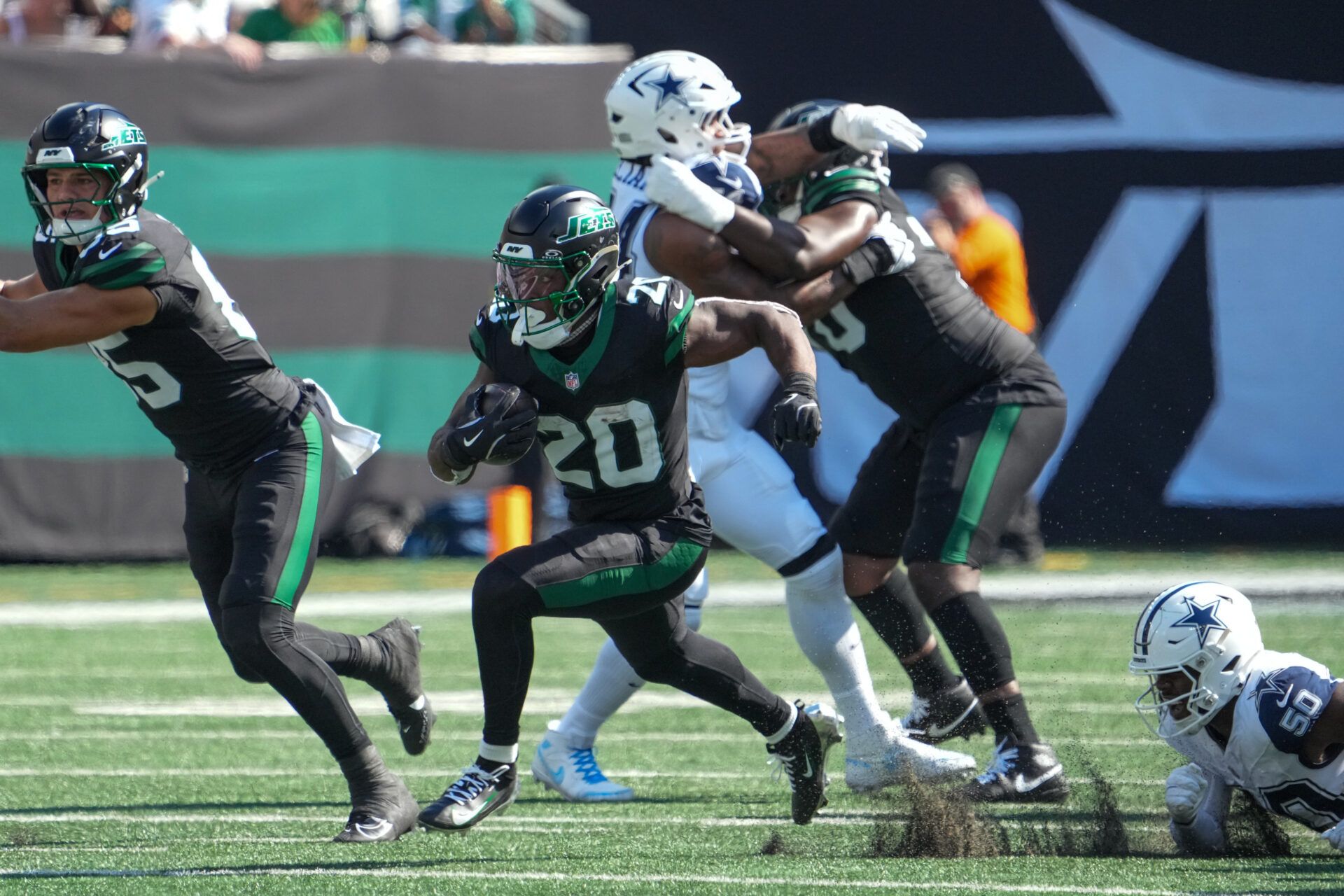 New York Jets running back Breece Hall (20) carries the ball against the Dallas Cowboys during the first half at MetLife Stadium.