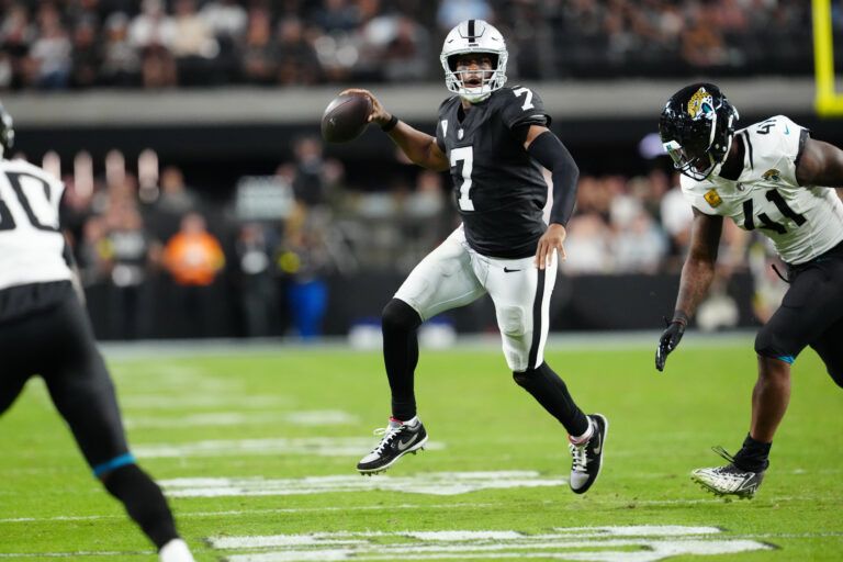 Las Vegas Raiders quarterback Geno Smith (7) makes a pass during the second half against the Jacksonville Jaguars at Allegiant Stadium.