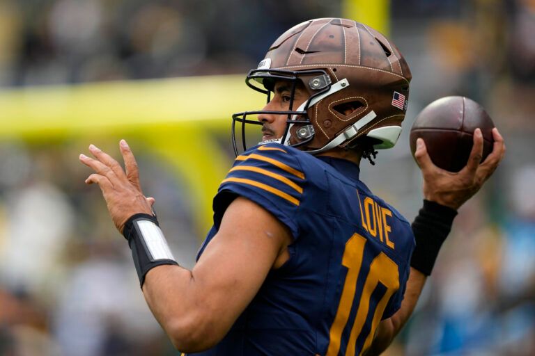 Green Bay Packers quarterback Jordan Love (10) during warmups prior to the game against the Green Bay Packers at Lambeau Field.