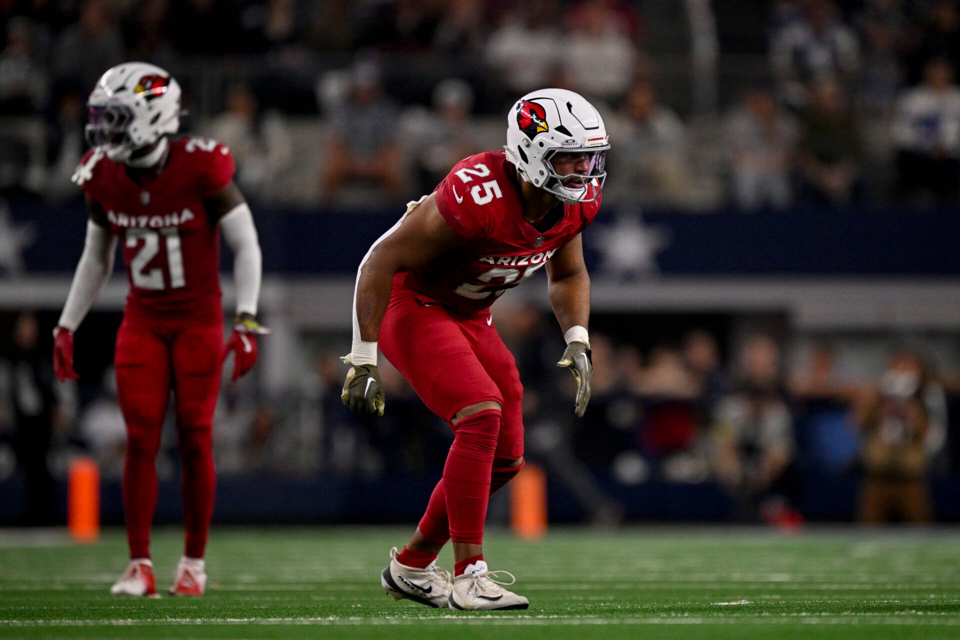 Arizona Cardinals linebacker Zaven Collins (25) gets in position during the game between the Dallas Cowboys and the Arizona Cardinals at AT&T Stadium.