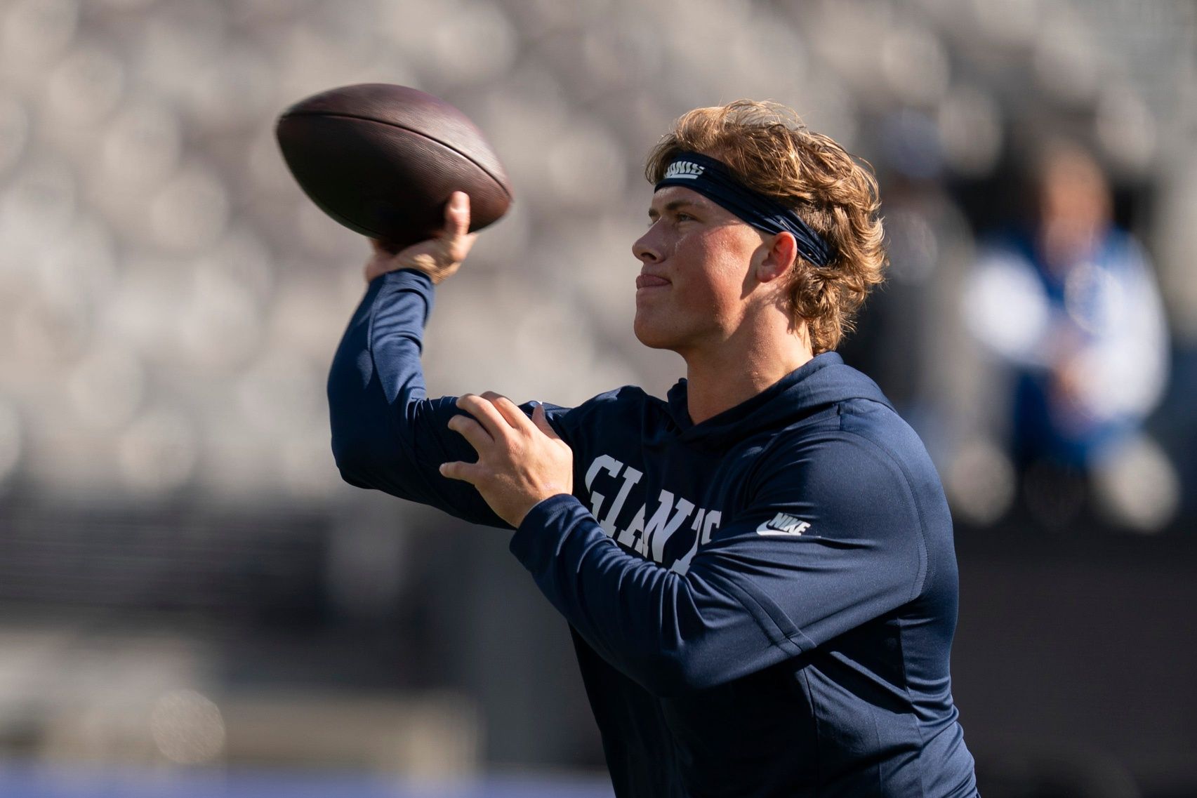 New York Giants quarterback Jaxson Dart (6) warms up before a week 9 game between New York Giants and San Francisco 49ers at MetLife Stadium on Sunday, Nov. 2, 2025.