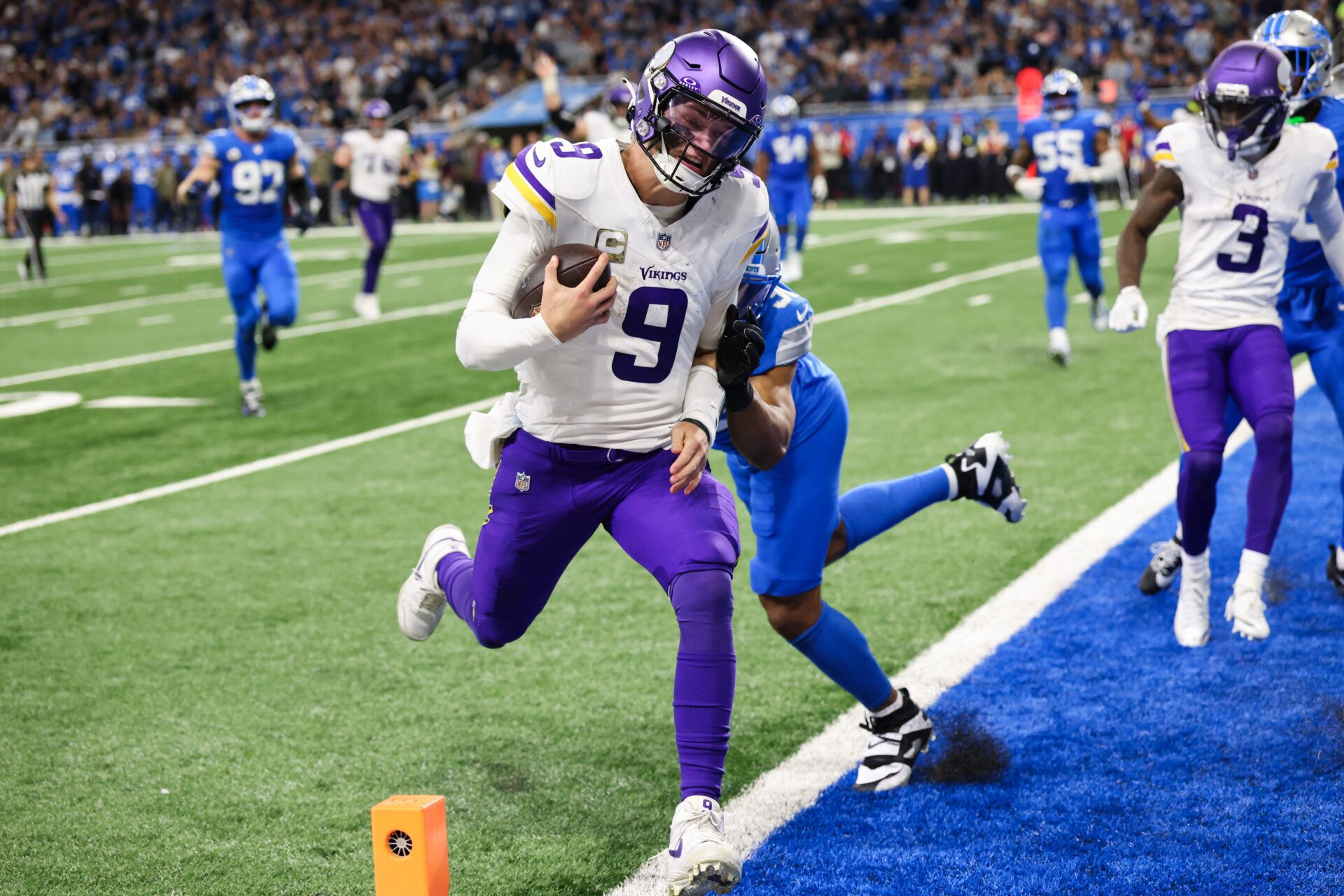 Minnesota Vikings quarterback J.J. McCarthy (9) runs the ball for a touchdown in the third quarter against the Detroit Lions at Ford Field.