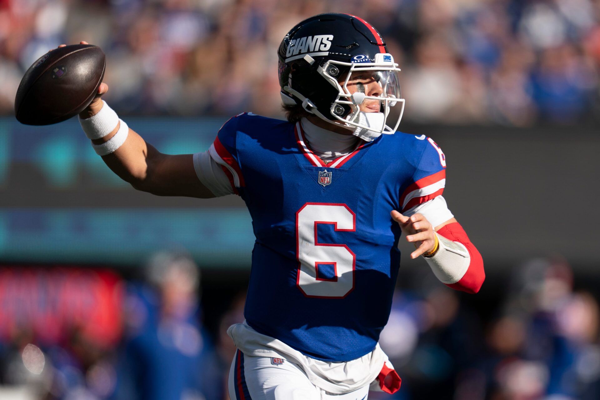 New York Giants quarterback Jaxson Dart (6) looks to throw a pass during a week 9 game between New York Giants and San Francisco 49ers at MetLife Stadium on Sunday, Nov. 2, 2025.