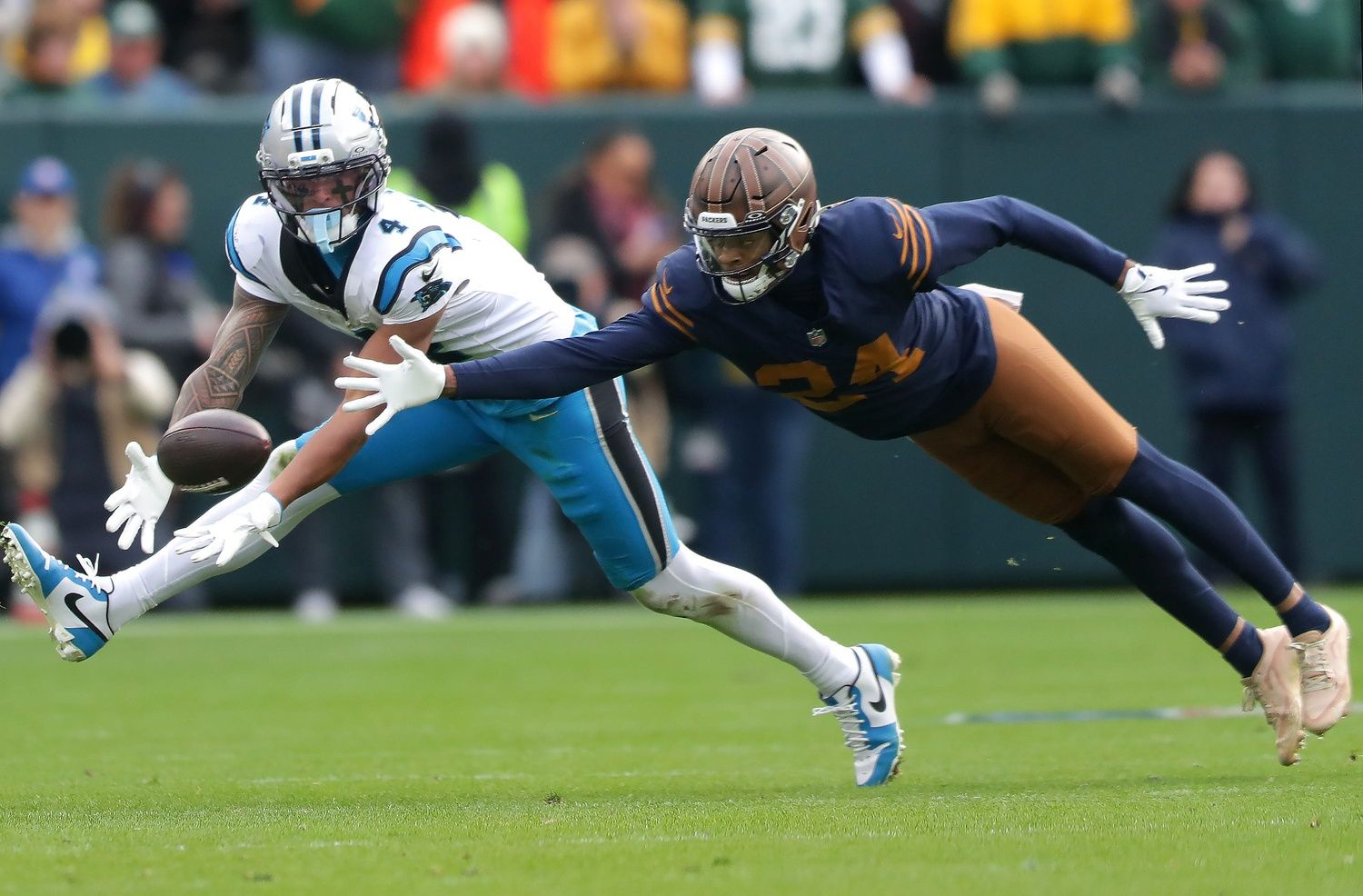 Green Bay Packers cornerback Carrington Valentine (24) breaks up a pass to Carolina Panthers wide receiver Tetairoa McMillan (4) on Sunday, November 2, 2025, at Lambeau Field in Green Bay, Wis. Carolina defeated Grewen Bay 16-13.
Wm. Glasheen USA TODAY NETWORK-Wisconsin