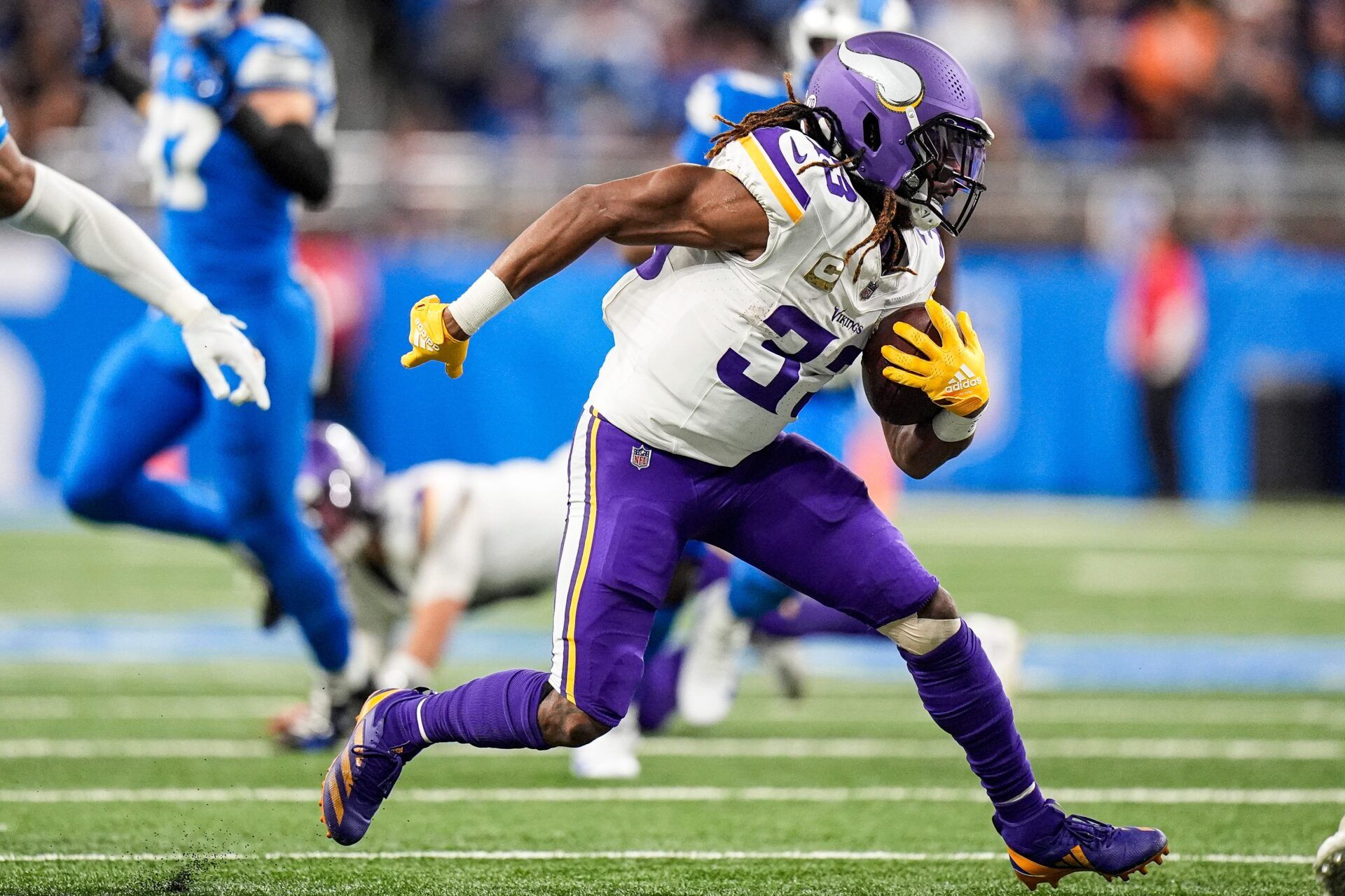 Minnesota Vikings running back Aaron Jones Sr. (33) runs against Detroit Lions during the first half at Ford Field in Detroit on Sunday, November 2, 2025.