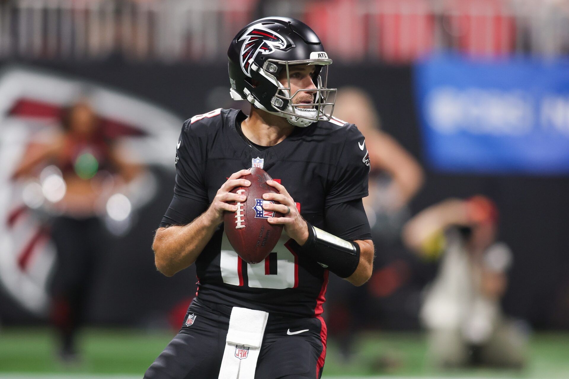 Atlanta Falcons quarterback Kirk Cousins (18) drops back to pass against the Miami Dolphins in the fourth quarter at Mercedes-Benz Stadium.