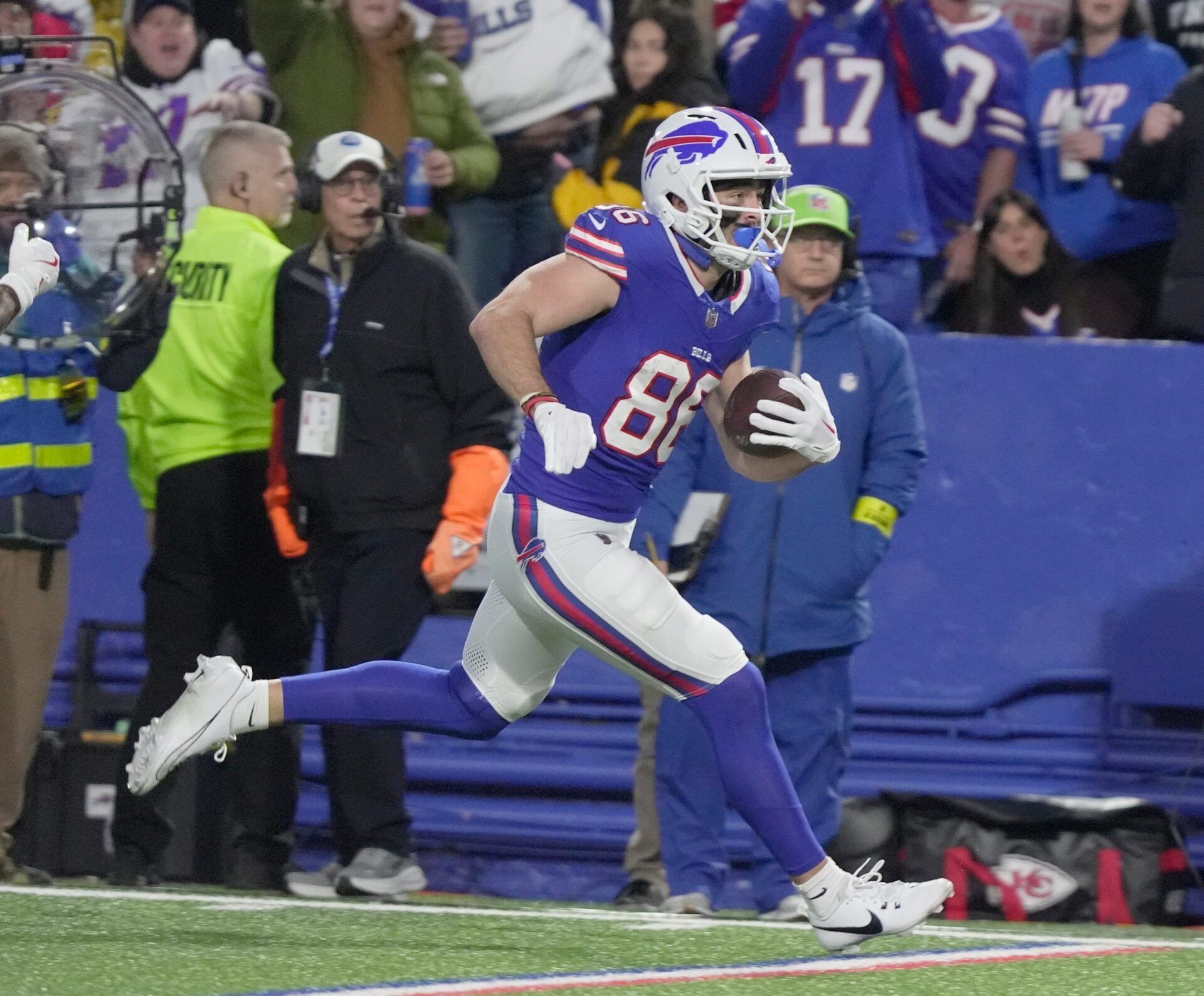 Buffalo Bills tight end Dalton Kincaid runs down the sidelines for a gain of about 10 yards during first half action against the Kansas City Chiefs at Highmark Stadium in Orchard Park on Nov. 2, 2025.