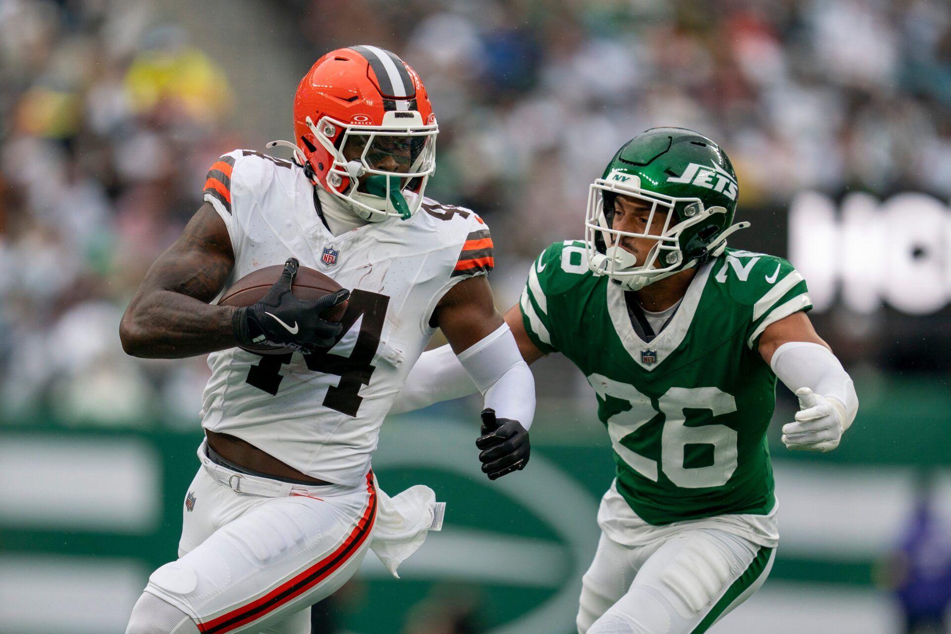 Cleveland Browns tight end Harold Fannin Jr. (44) runs with the ball before being tackled by New York Jets safety Isaiah Oliver (26) during an NFL Week 10 game between the New York Jets and the Cleveland Browns at MetLife Stadium on Sunday, Nov. 9, 2025.