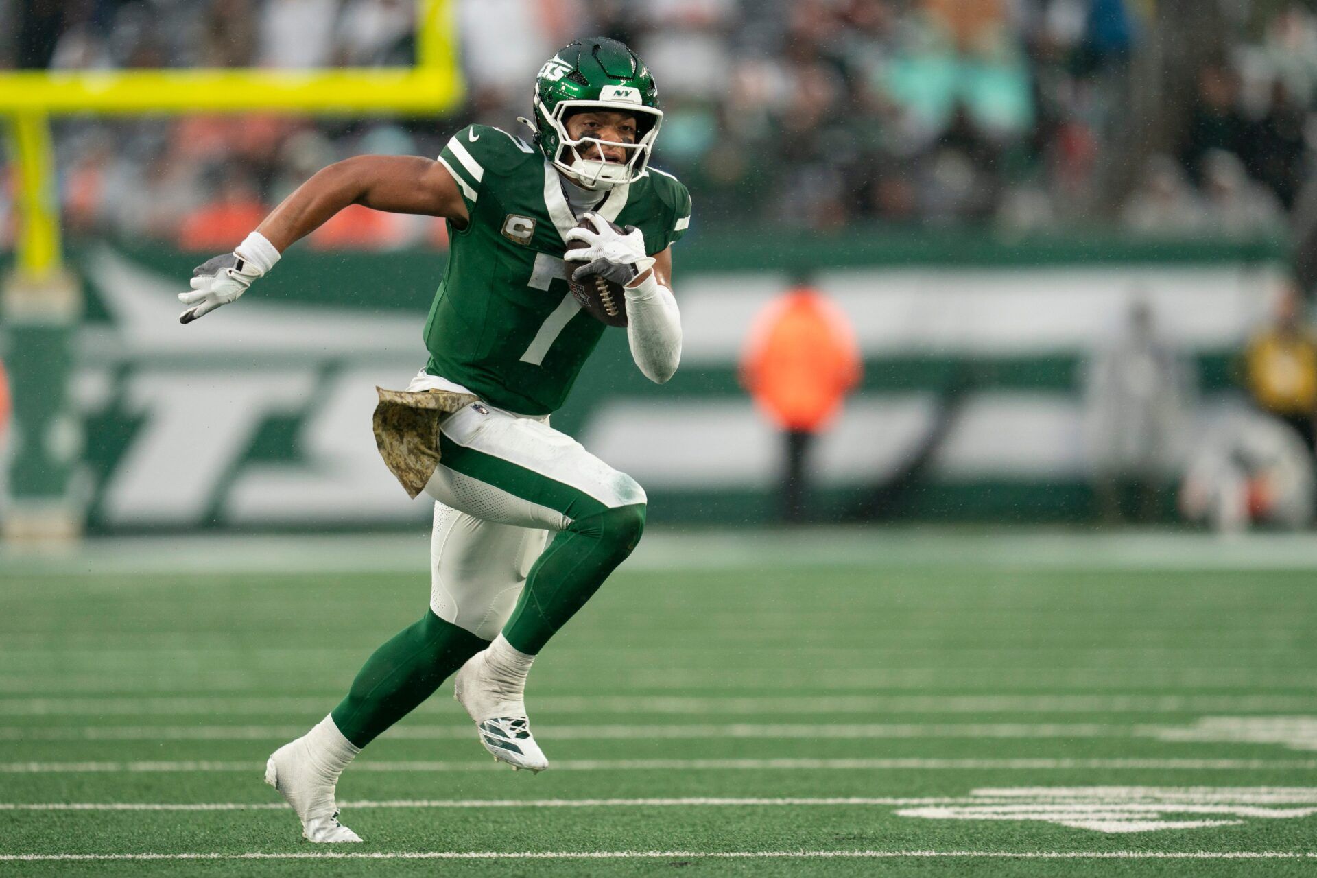 New York Jets quarterback Justin Fields (7) scrambles with the ball during an NFL Week 10 game between the New York Jets and the Cleveland Browns at MetLife Stadium on Sunday, Nov. 9, 2025.