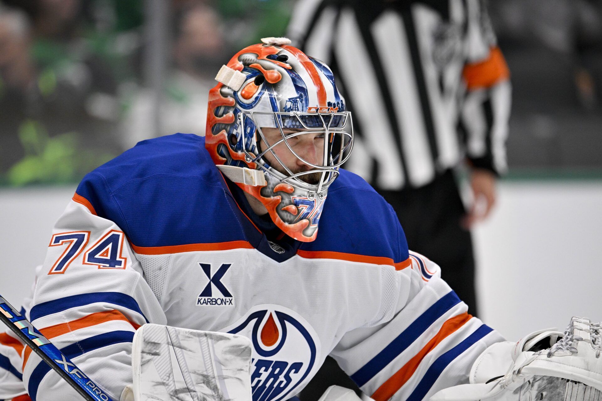 Edmonton Oilers goaltender Stuart Skinner (74) faces the Dallas Stars attack during the second period at the American Airlines Center.