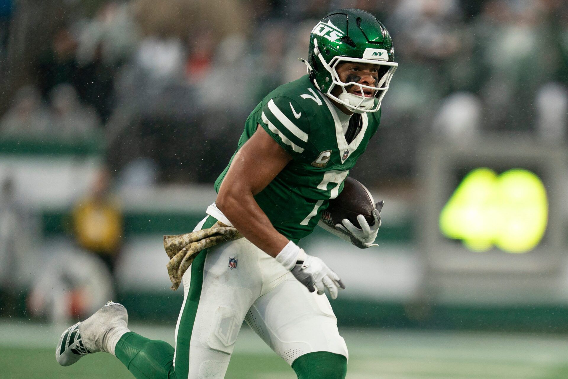New York Jets quarterback Justin Fields (7) scrambles with the ball during an NFL Week 10 game between the New York Jets and the Cleveland Browns at MetLife Stadium on Sunday, Nov. 9, 2025.