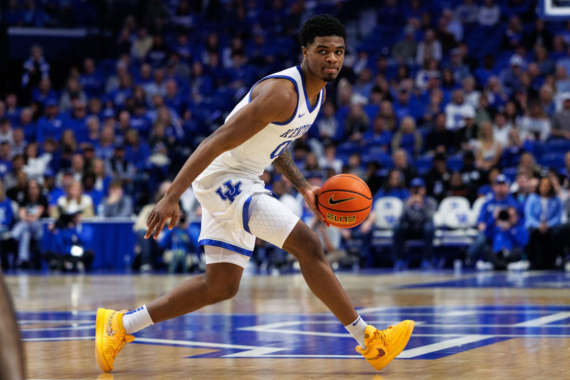 Kentucky Wildcats guard Otega Oweh (00) moves the ball during the second half against the Nicholls Colonels at Rupp Arena at Central Bank Center.