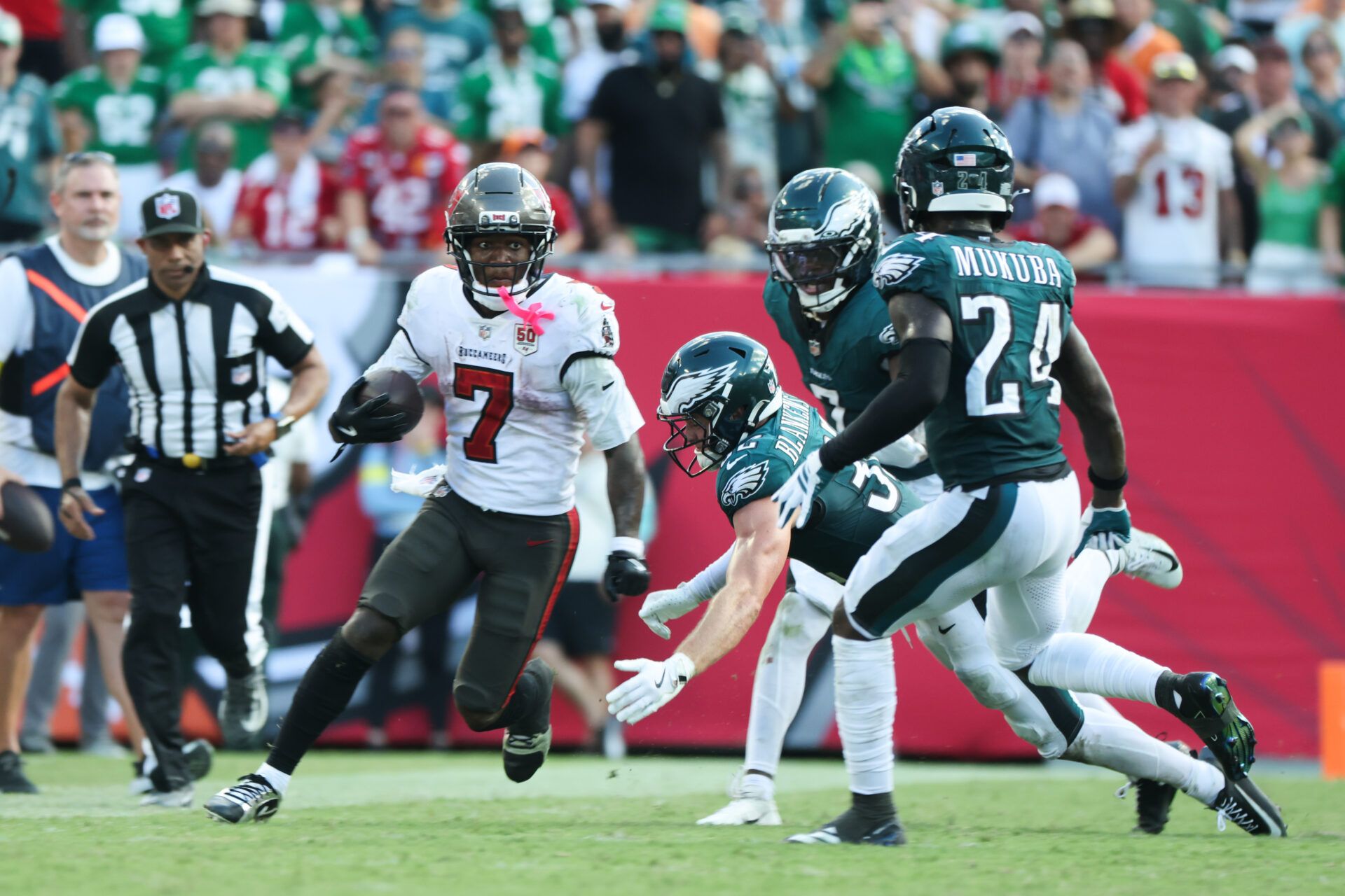 Tampa Bay Buccaneers running back Bucky Irving (7) runs the ball during the second half against the Philadelphia Eagles at Raymond James Stadium.