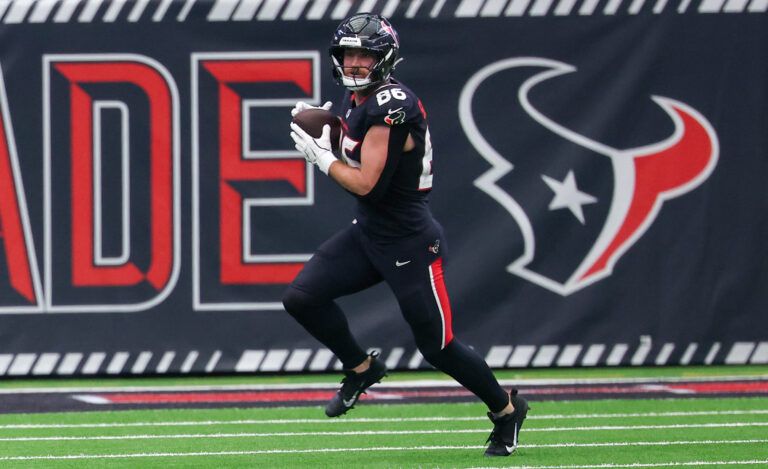 Houston Texans tight end Dalton Schultz (86) runs after the catch against the Jacksonville Jaguars in the fourth quarter at NRG Stadium.