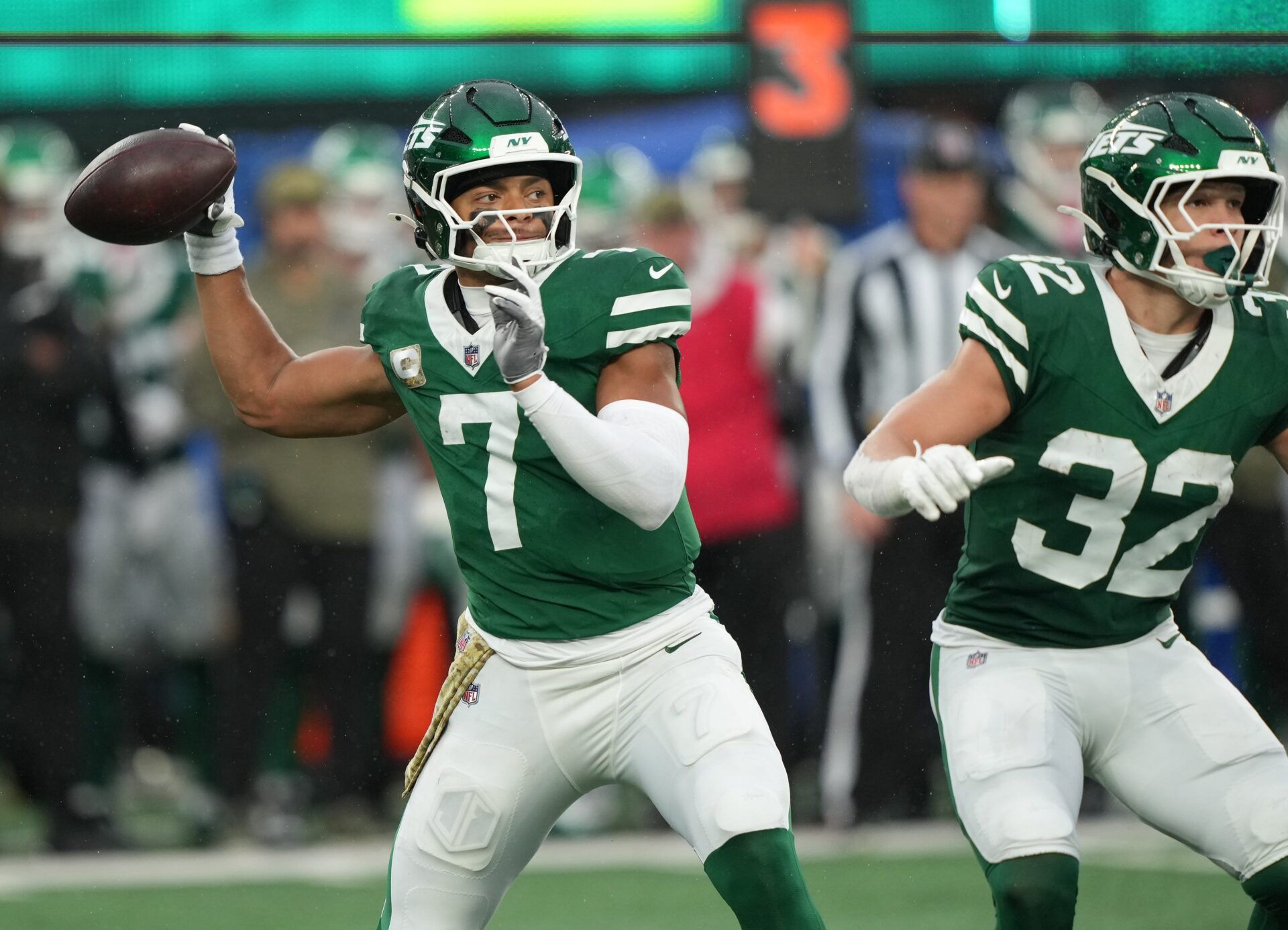 New York Jets quarterback Justin Fields (7) throws against the Cleveland Browns during the second half at MetLife Stadium.