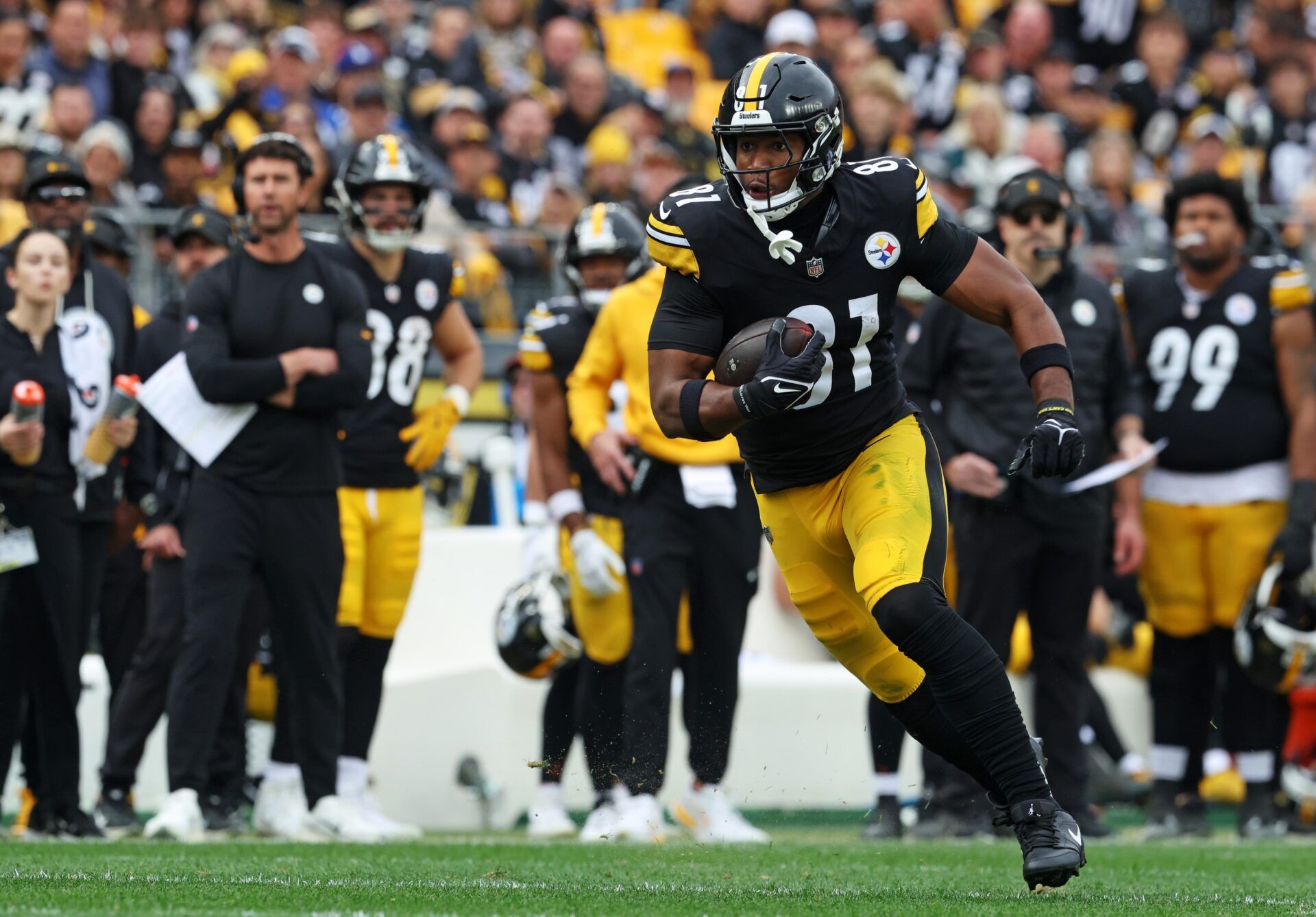 Pittsburgh Steelers tight end Jonnu Smith (81) runs the ball during the second half against the Indianapolis Colts at Acrisure Stadium.