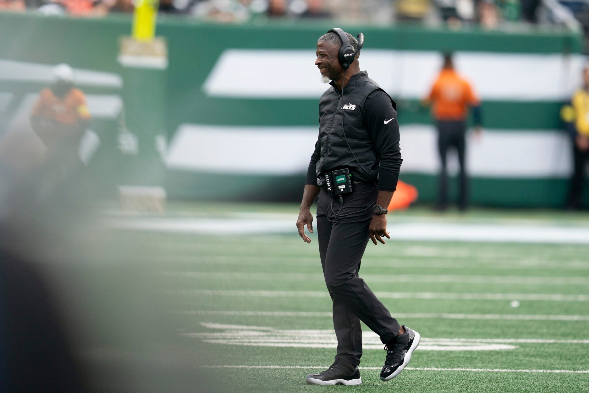 New York Jets head coach Aaron Glenn walks off the field during an NFL Week 10 game between the New York Jets and the Cleveland Browns at MetLife Stadium on Sunday, Nov. 9, 2025.
